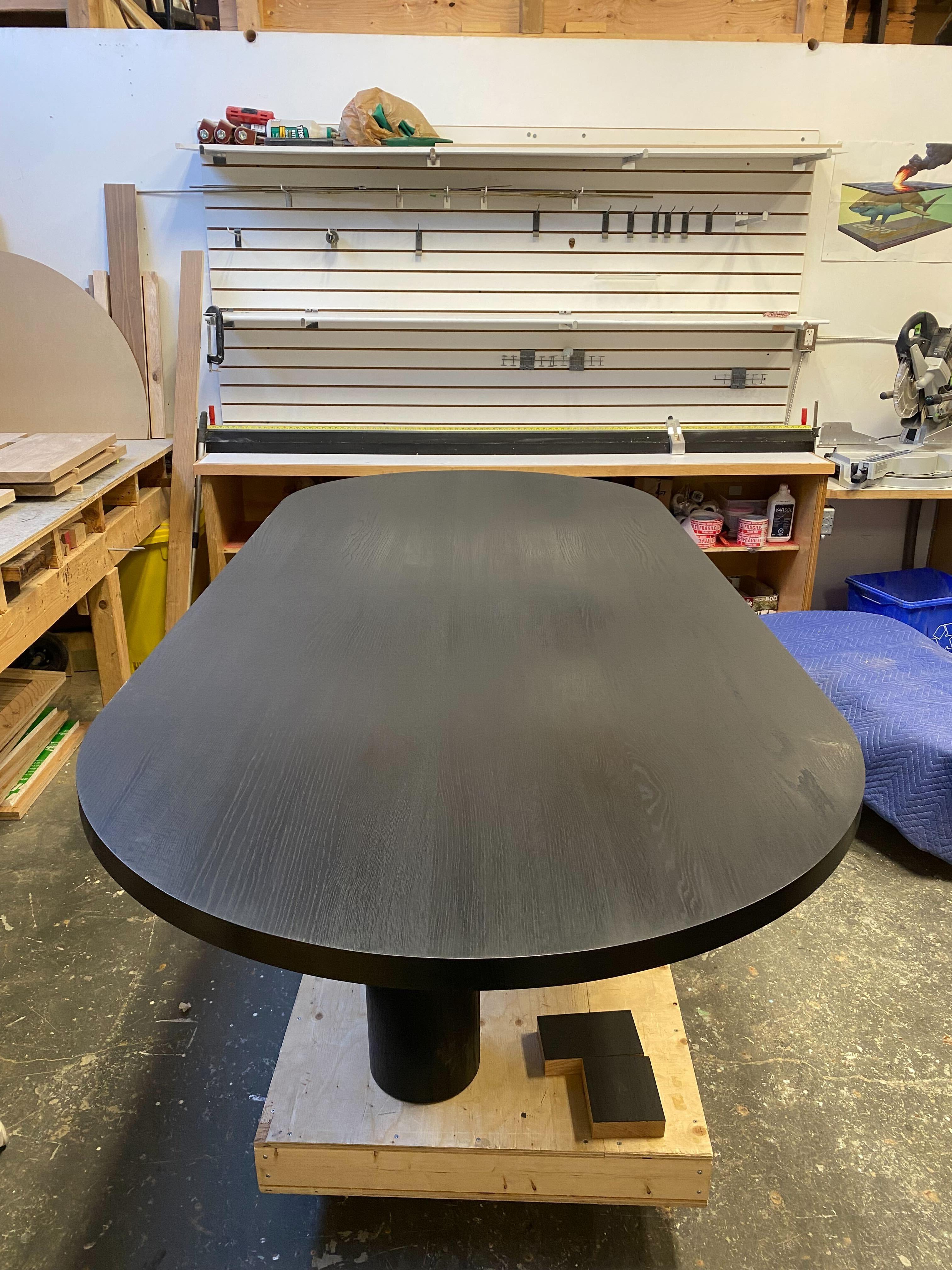 Noirci Table Eden en chêne massif noirci fabriquée à la main 96 po. (L) Mary Ratcliffe Studio en vente