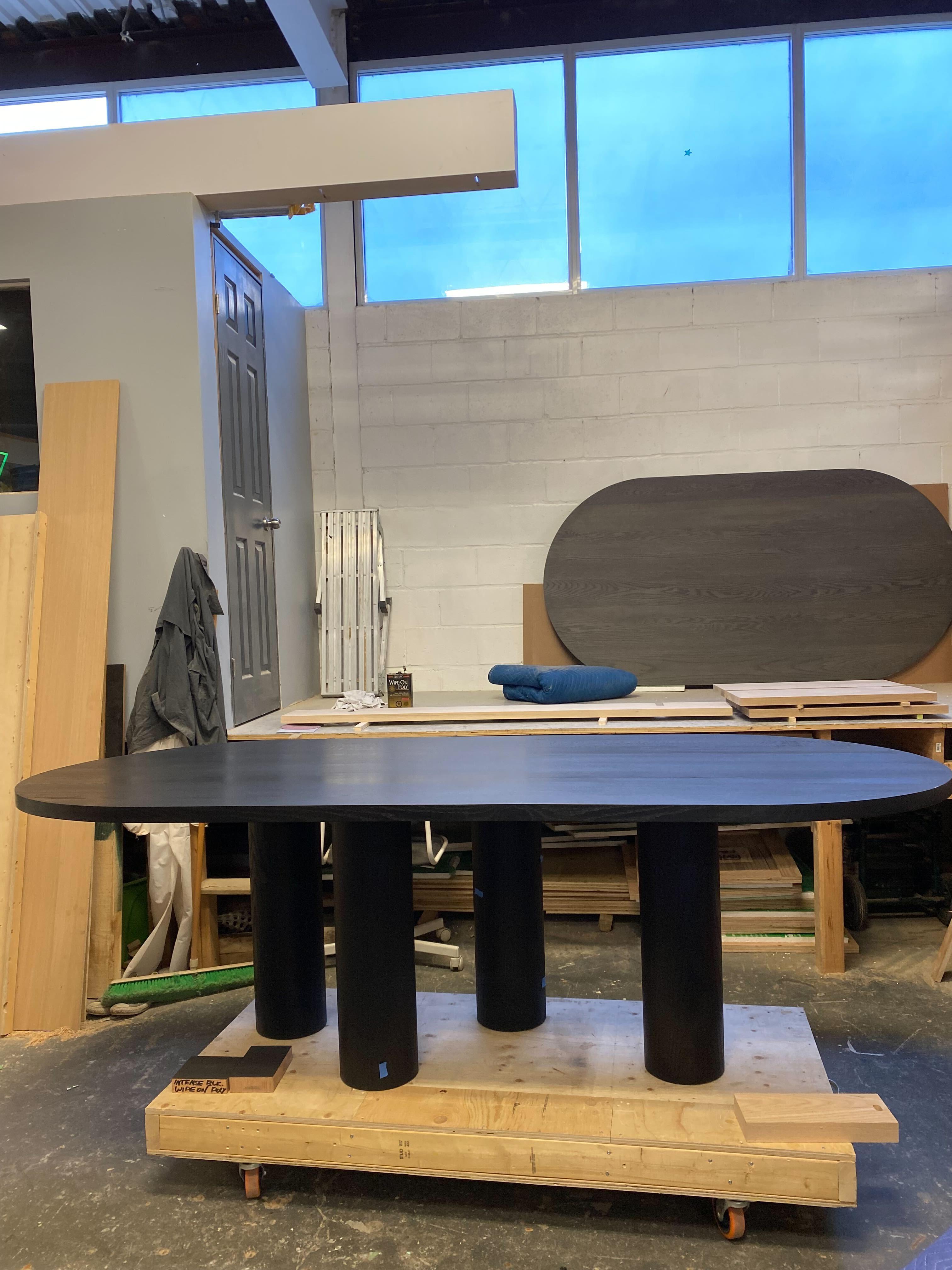 Table Eden en chêne massif noirci fabriquée à la main 96 po. (L) Mary Ratcliffe Studio Neuf - En vente à Toronto, ON