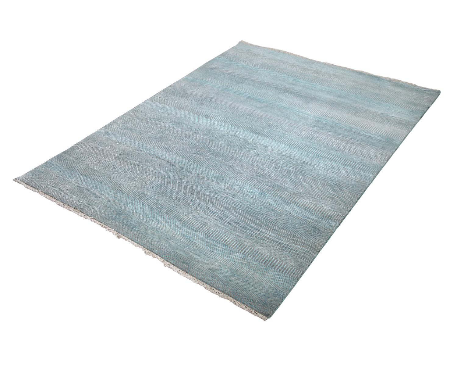 Solid Handmade Area Rug in Gray Wool and Viscose Blend 1
