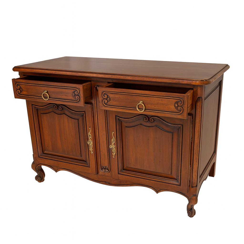 Hecho a mano hace más de 40 años por un maestro artesano mientras trabajaba en la renombrada empresa Don Russeau -la primera y más prestigiosa casa de diseño de muebles de Nueva York-, este armario de estilo provincial francés encarna una calidad y