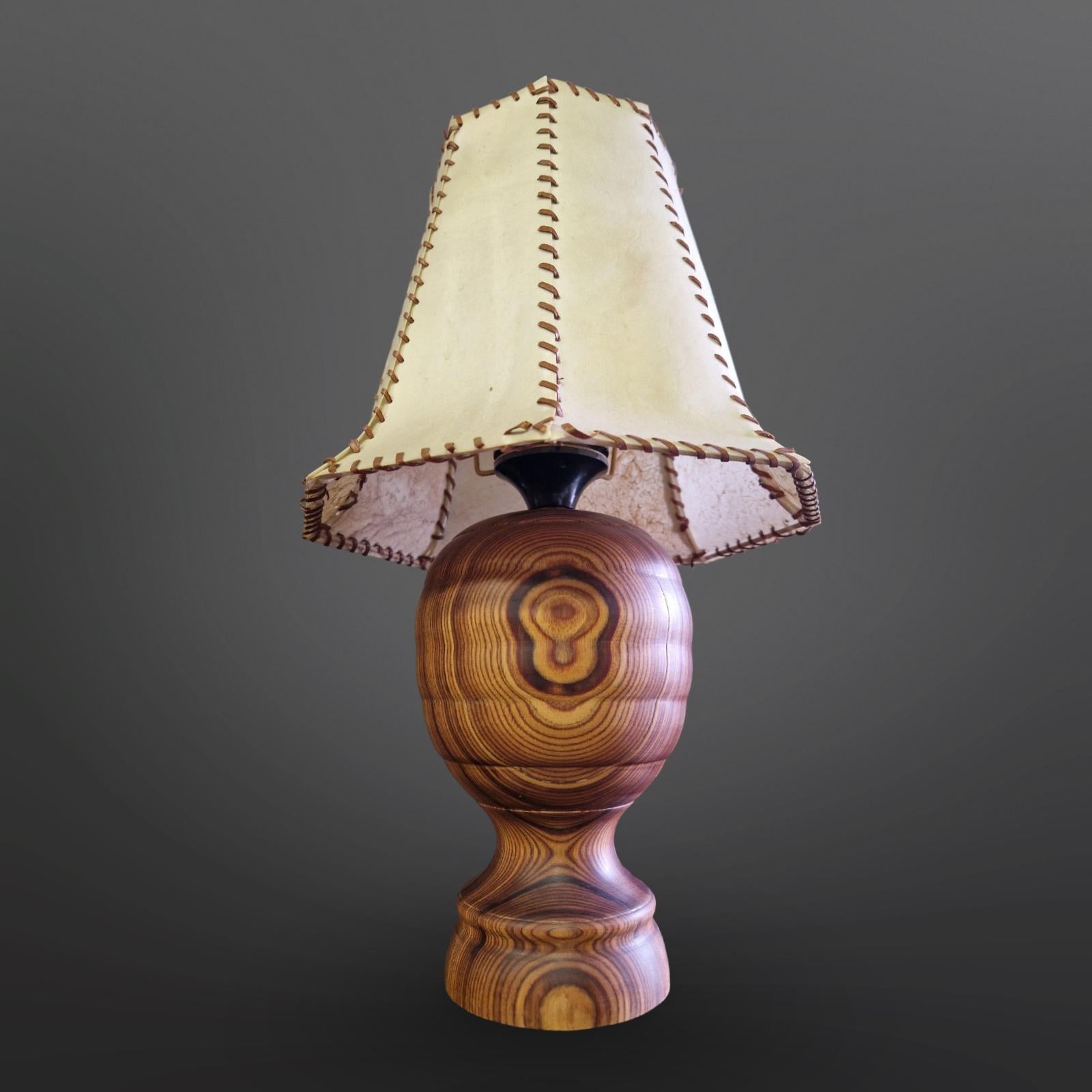 Scandinave Lampe de table en bois massif, Scandinavie, années 1950 en vente