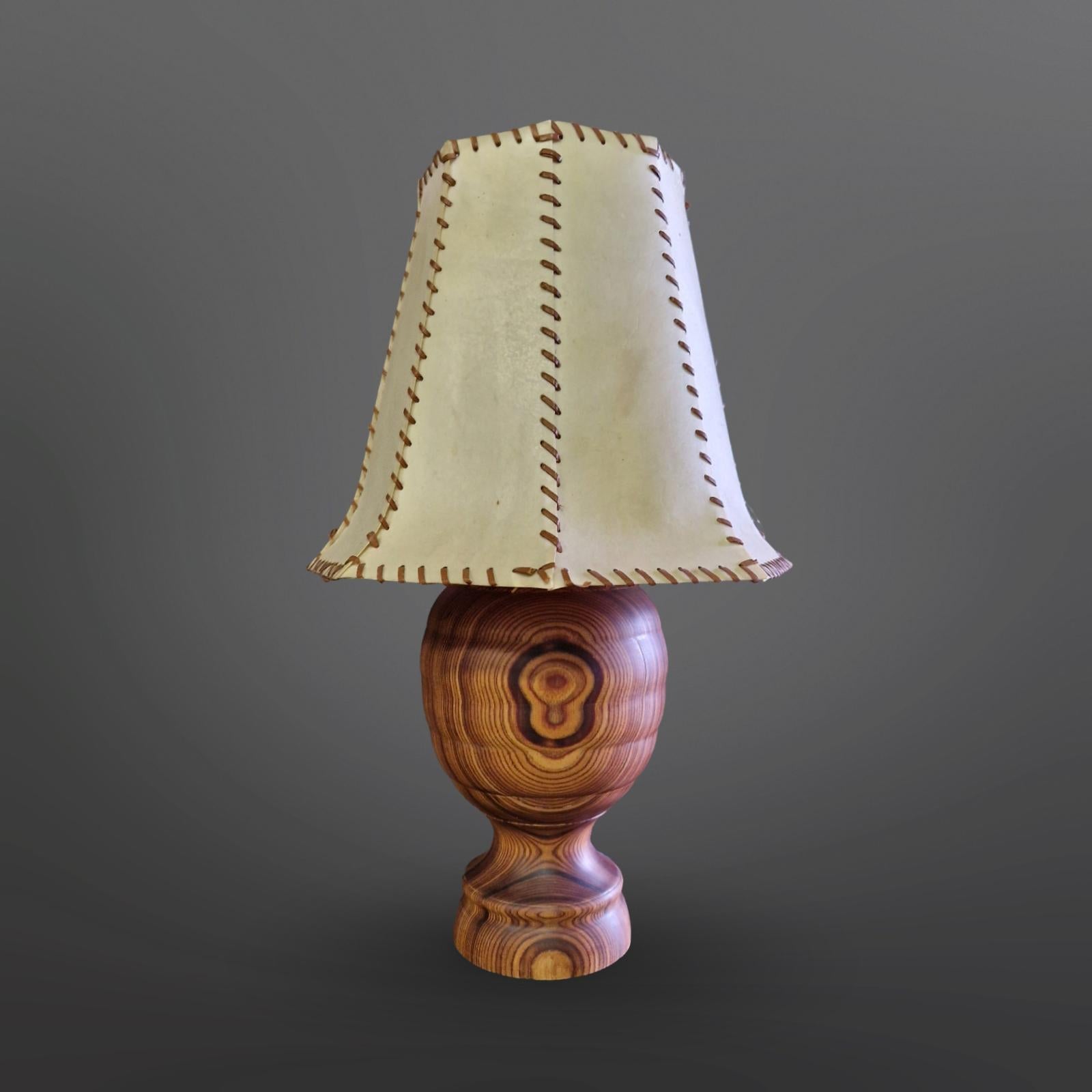 Tourné Lampe de table en bois massif, Scandinavie, années 1950 en vente