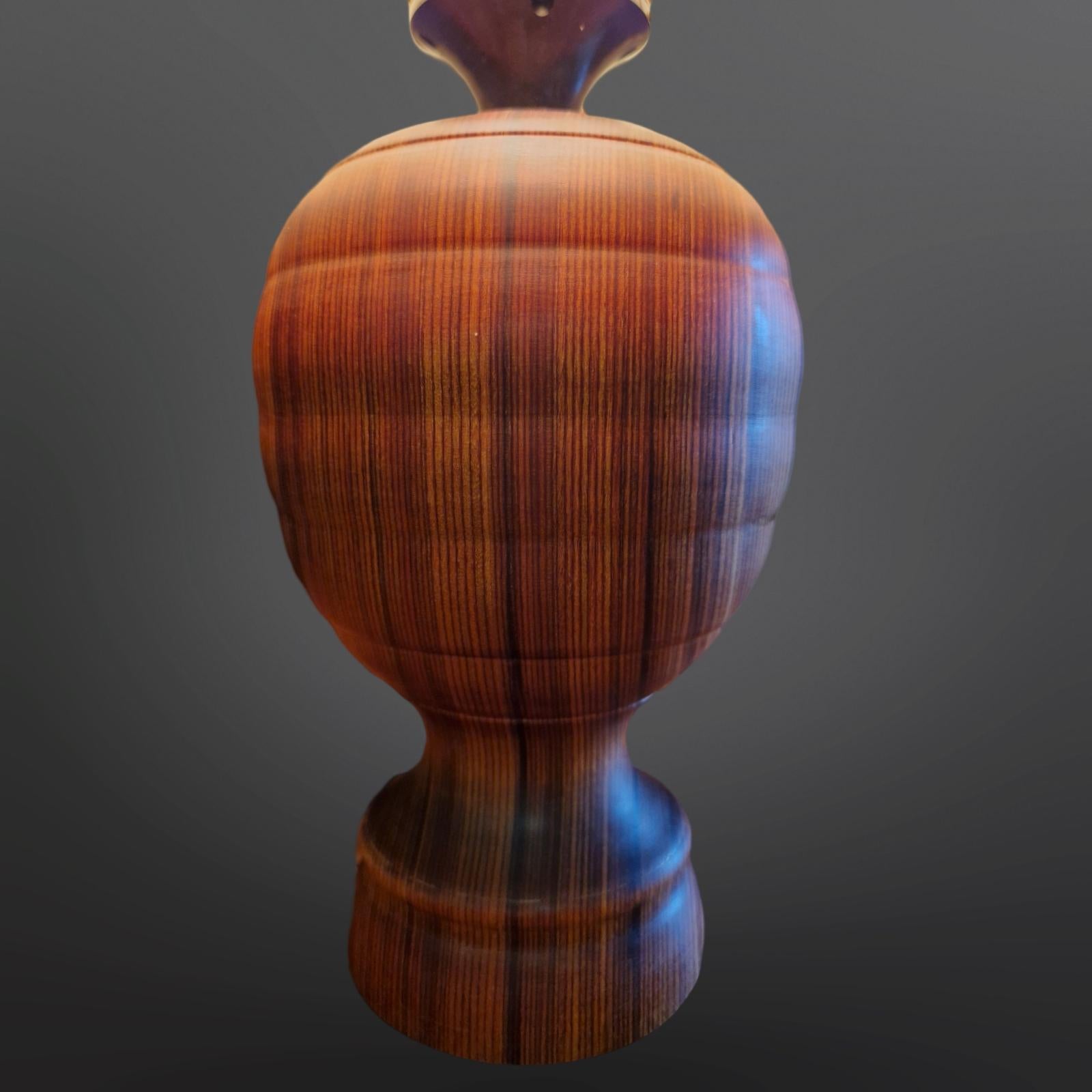 20ième siècle Lampe de table en bois massif, Scandinavie, années 1950 en vente