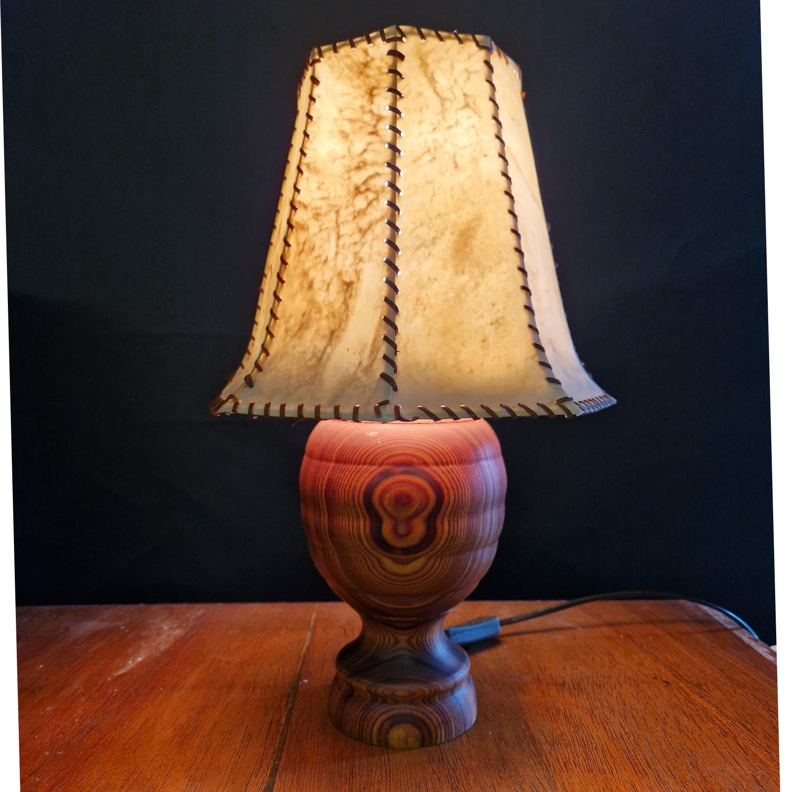 Bois de feuillus Lampe de table en bois massif, Scandinavie, années 1950 en vente