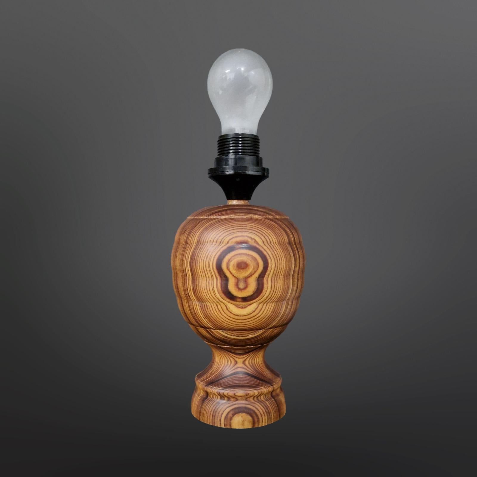 Lampe de table en bois massif, Scandinavie, années 1950 en vente 1
