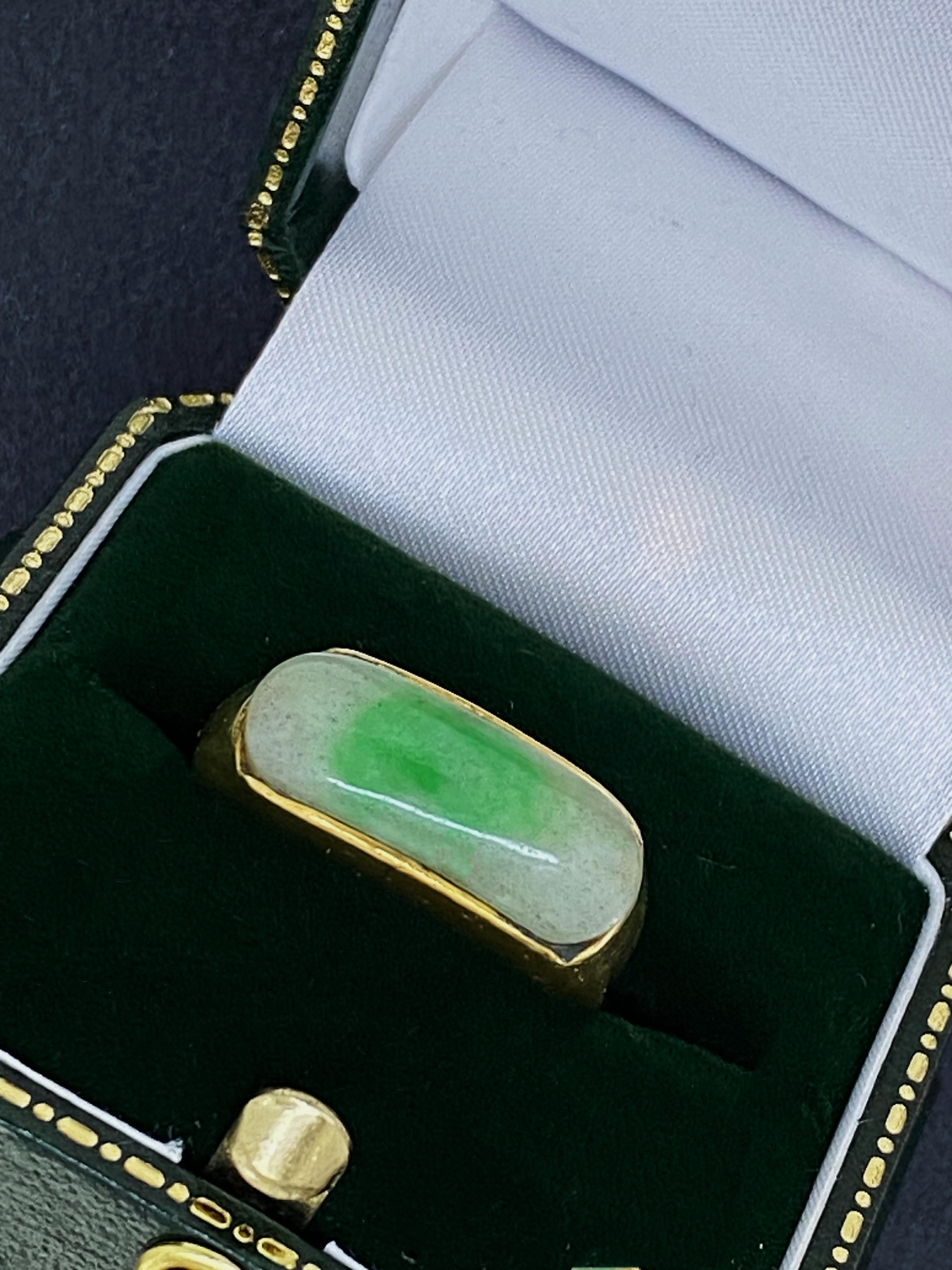 Rétro Bague pour homme en or jaune 24 carats, en jadéite et en selle, solide et lourde. Hallmark oriental. en vente