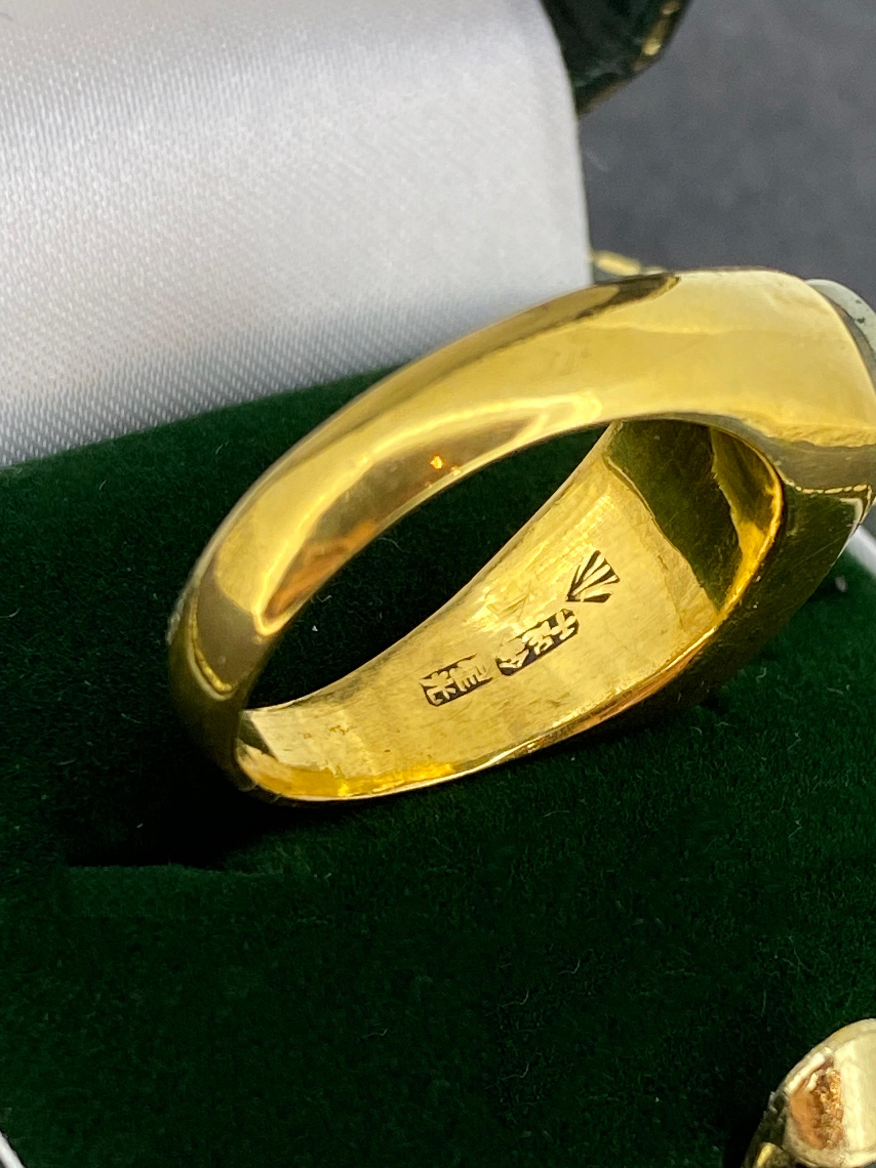Taille ovale Bague pour homme en or jaune 24 carats, en jadéite et en selle, solide et lourde. Hallmark oriental. en vente