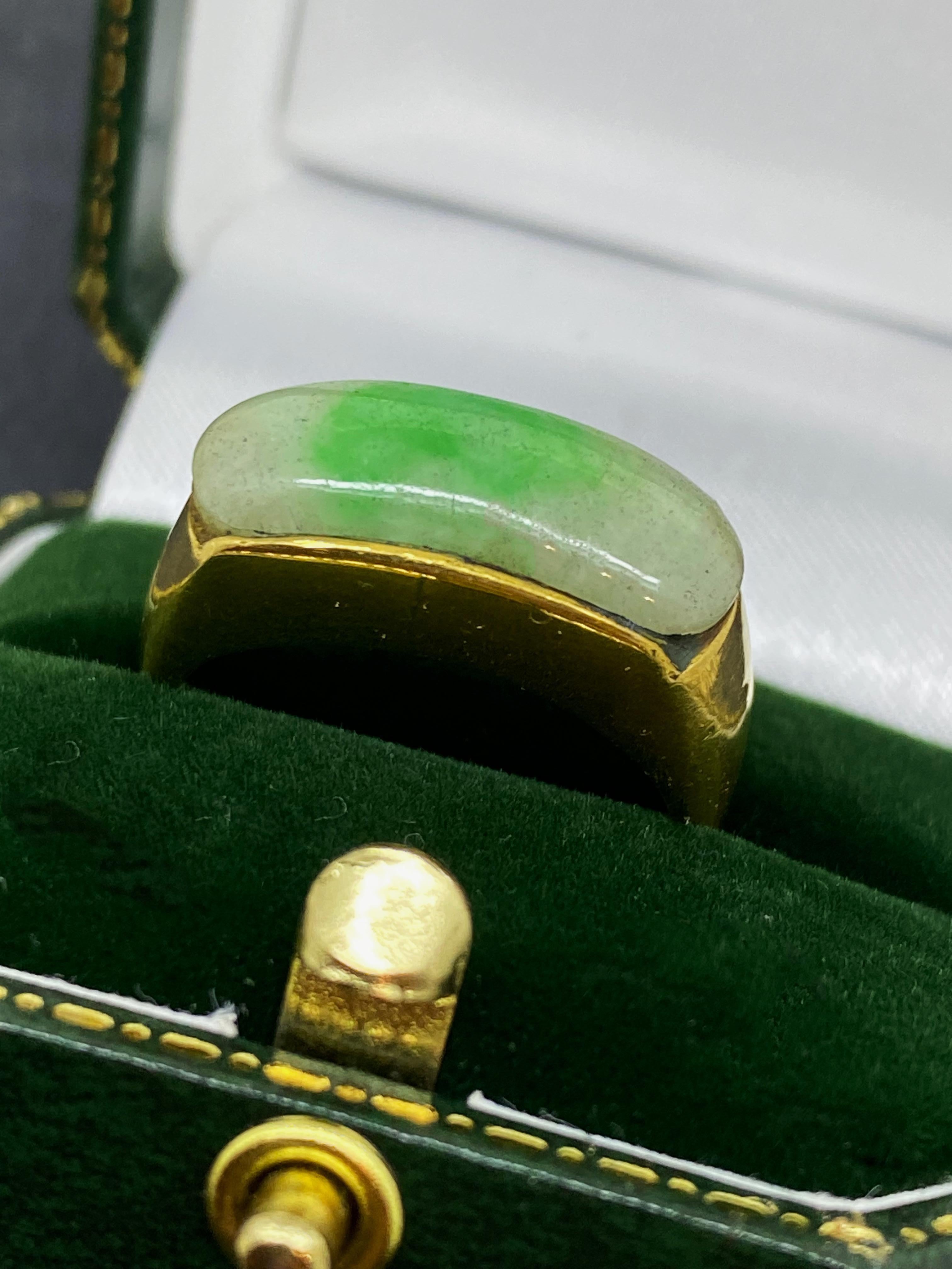 Bague pour homme en or jaune 24 carats, en jadéite et en selle, solide et lourde. Hallmark oriental. Excellent état - En vente à MELBOURNE, AU