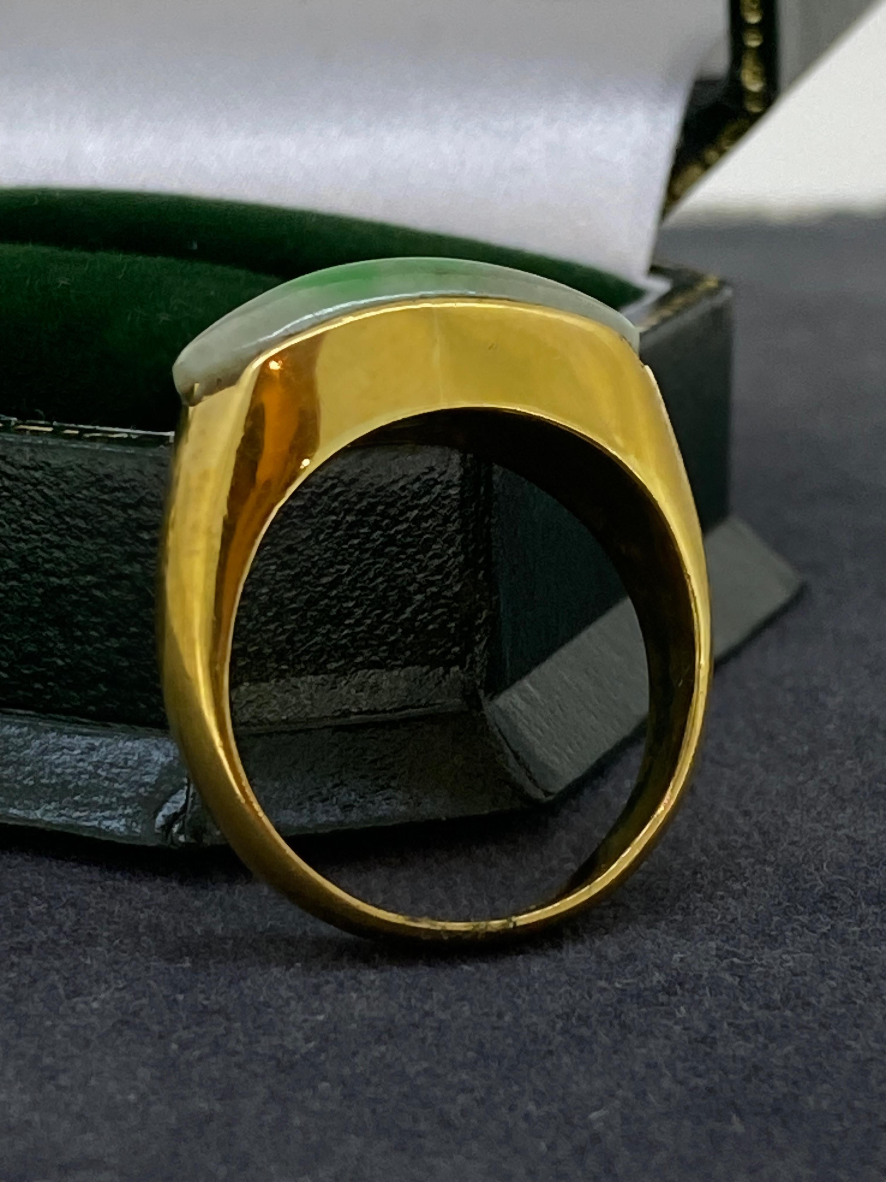 Bague pour homme en or jaune 24 carats, en jadéite et en selle, solide et lourde. Hallmark oriental. Pour hommes en vente
