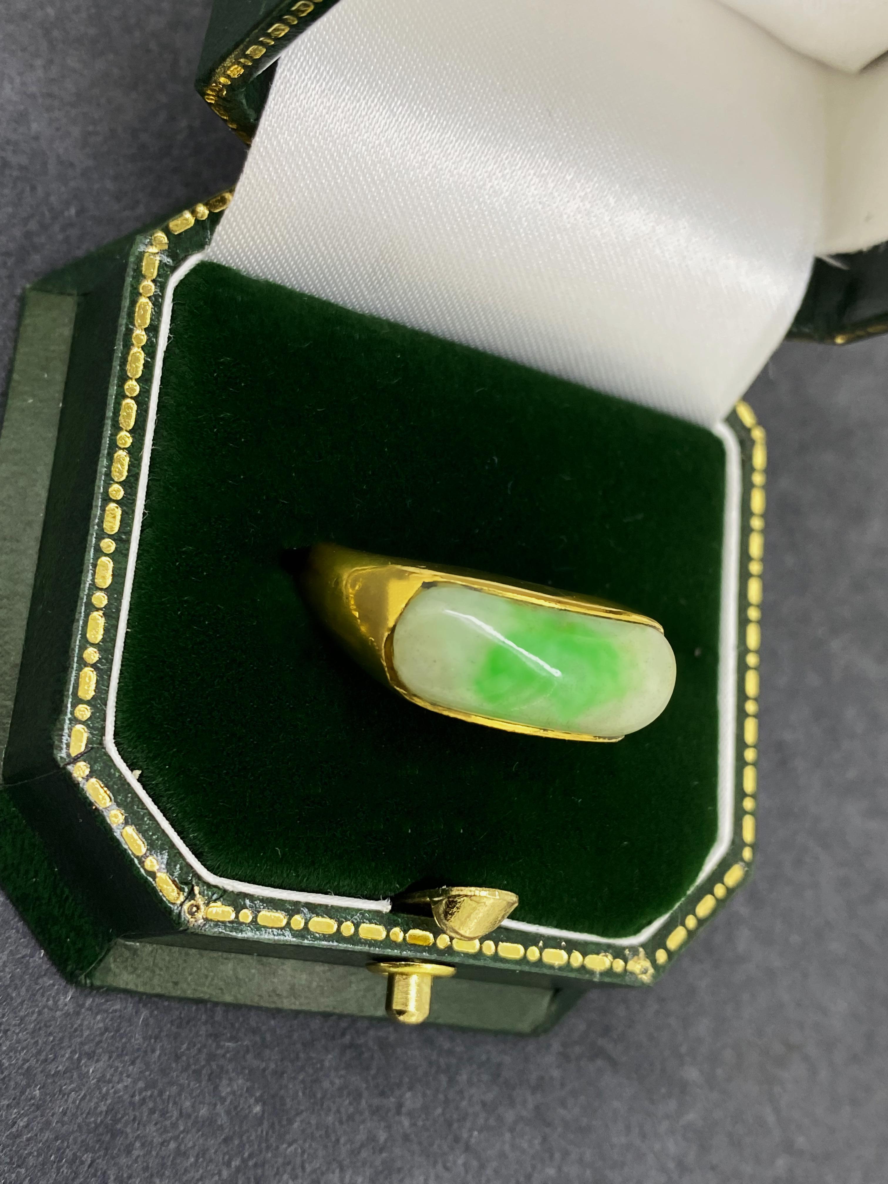 Bague pour homme en or jaune 24 carats, en jadéite et en selle, solide et lourde. Hallmark oriental. en vente 1