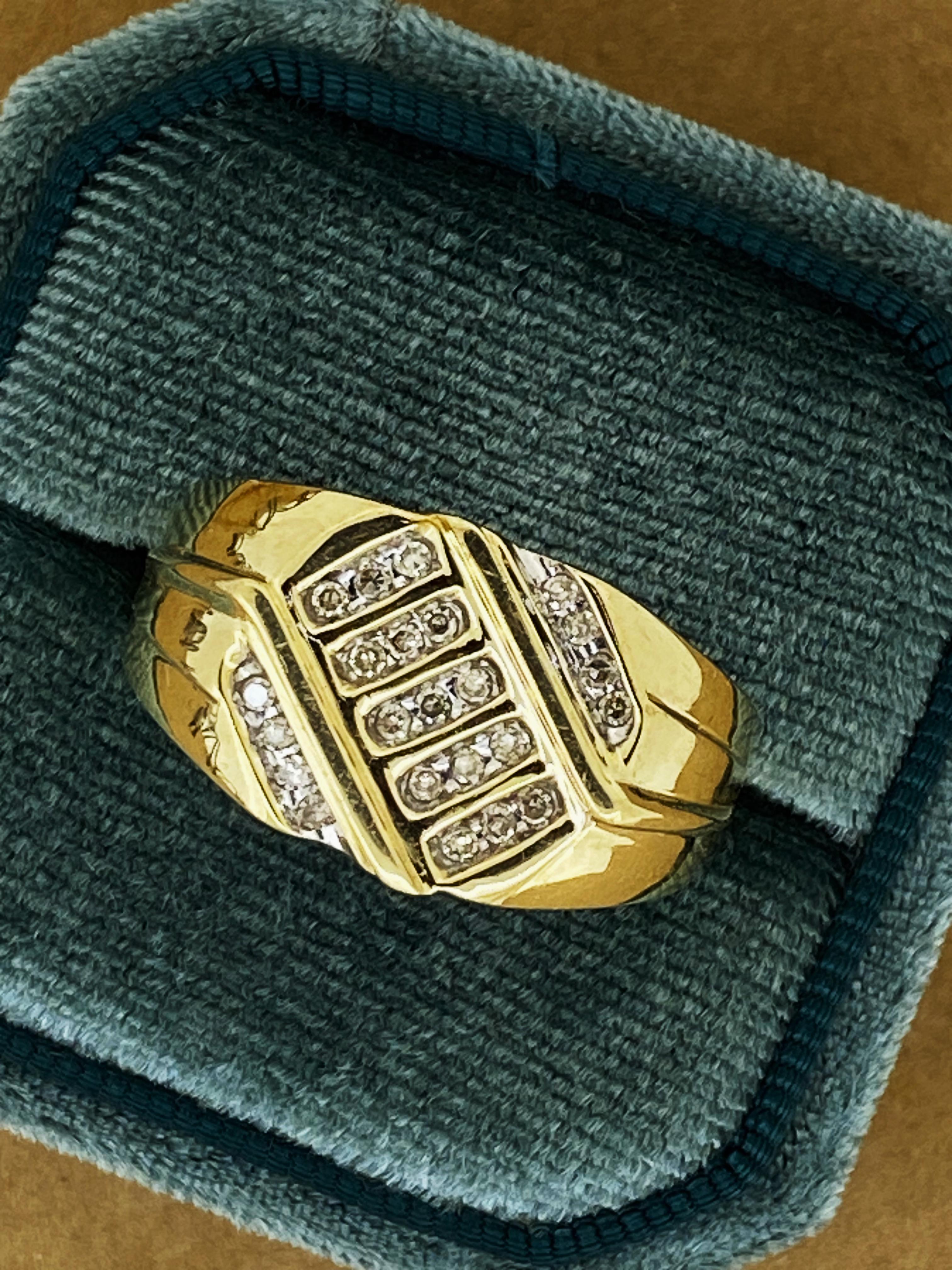 Von zeitlosem Design, 
dieser solide & schwere Retro-Herren-Kleiderring
ist aufwendig mit funkelnden runden Diamanten im Brillantschliff ausgefasst
von sehr guter Farbe und Klarheit (H/SI) 
von insgesamt ca. 0,80ct,  
Sorgfältig aus 9K Gelbgold