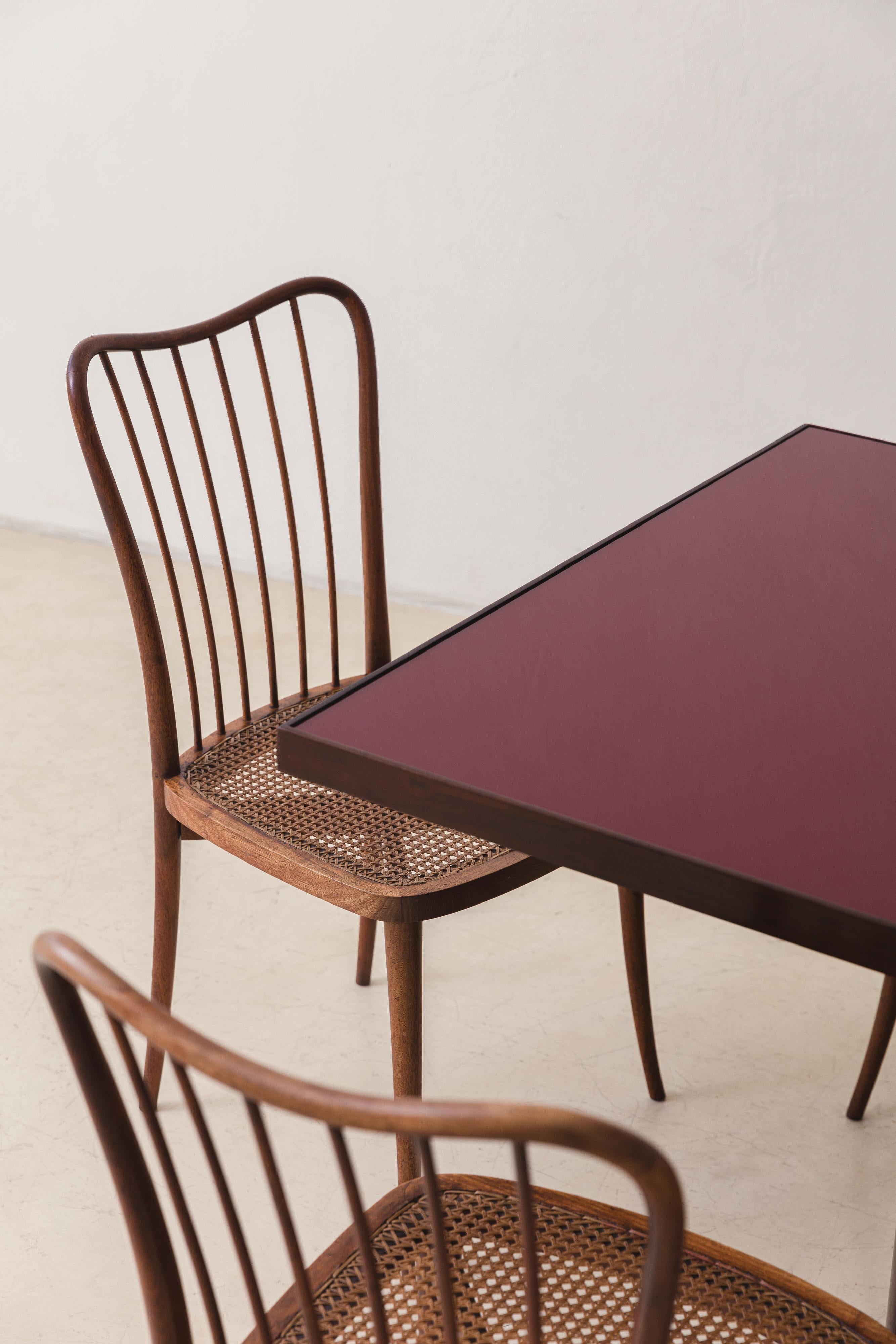 Table de salle à manger en imbuia massif avec plateau en verre rouge de Joaquim Tenreiro, Brésil, 1949 en vente 1