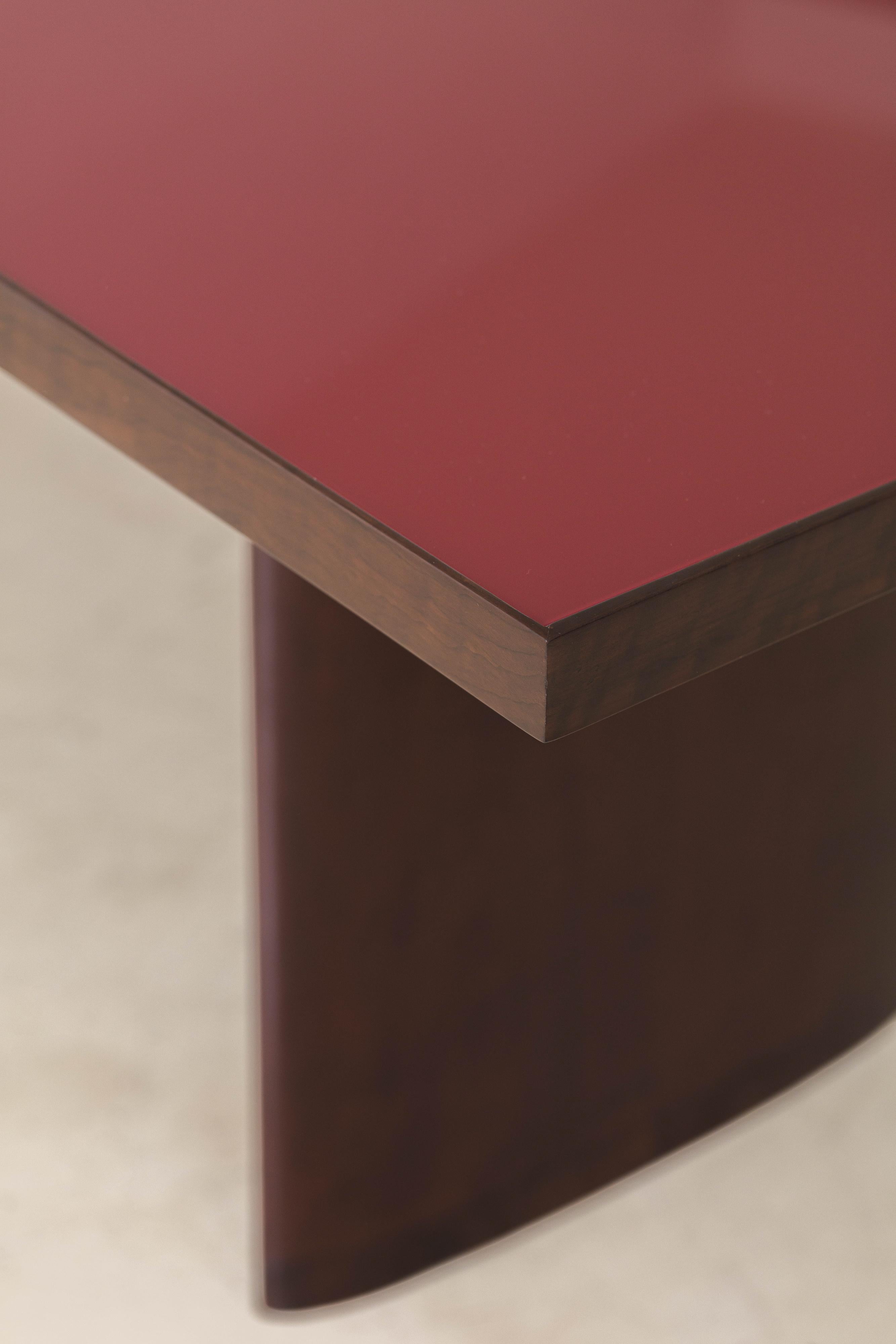 Mid-Century Modern Table de salle à manger en imbuia massif avec plateau en verre rouge de Joaquim Tenreiro, Brésil, 1949 en vente