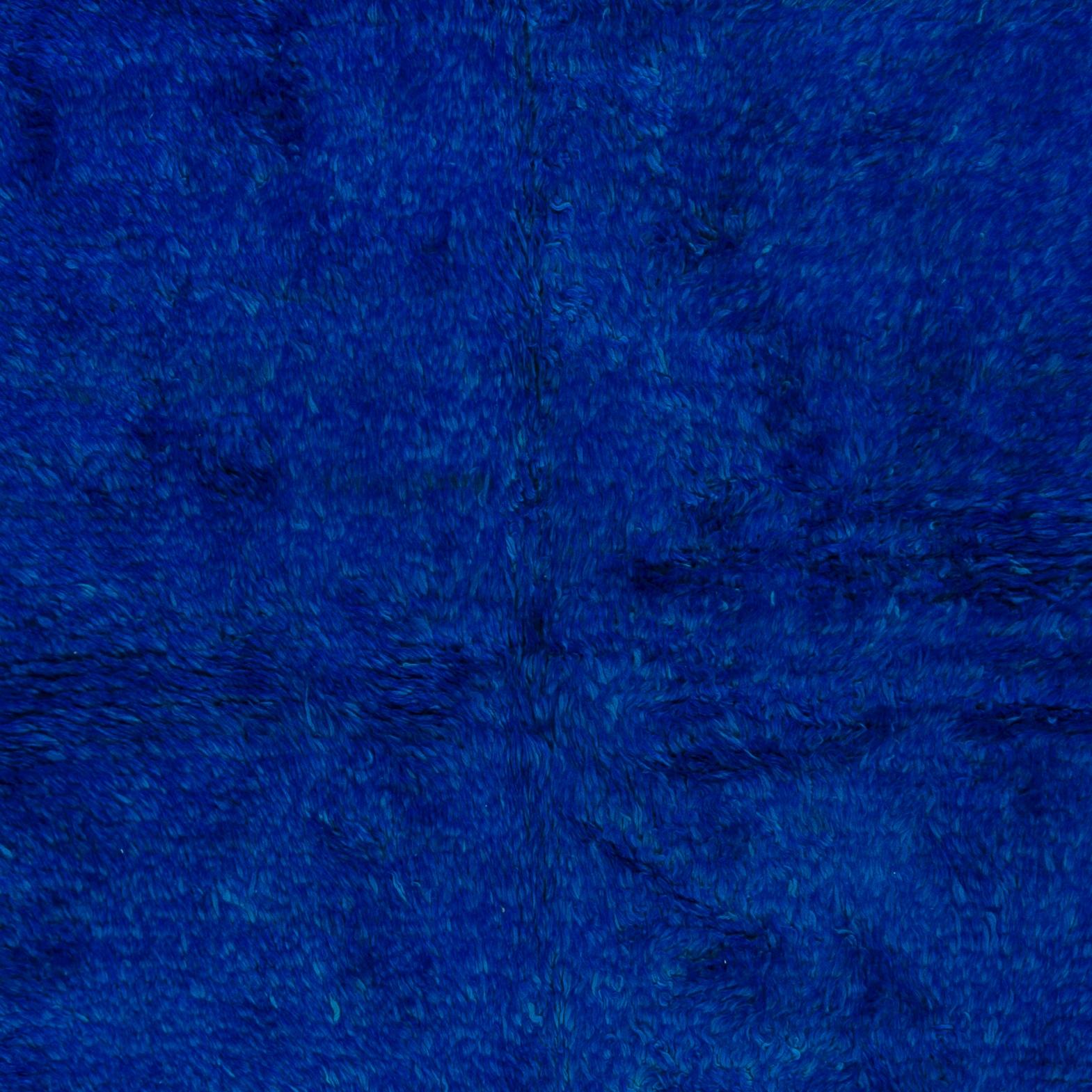Transforma tu espacio con el discreto lujo de nuestra alfombra Tulu de estilo marroquí anudada a mano, inspirada en los diseños ricos en patrimonio de las tribus Beni Ourain. Esta alfombra es una celebración de la artesanía y la tradición, hecha