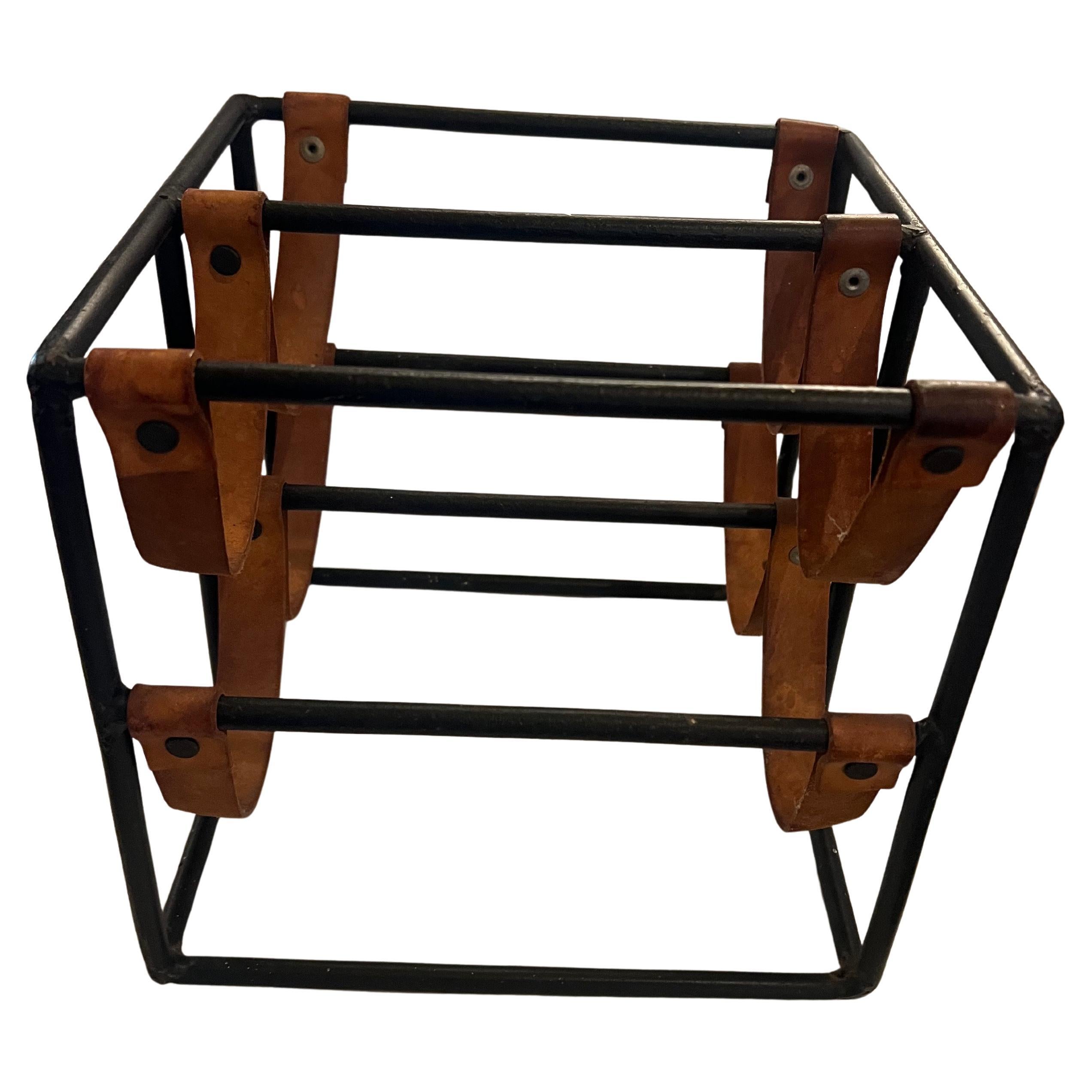 Simple and elegant design in this 1950s wine rack four bottle capacity, designed by Arthur Umanoff, leather straps holds each bottle nice simple clean Modernist design. Klassik , Mid century atomic Age home decor.