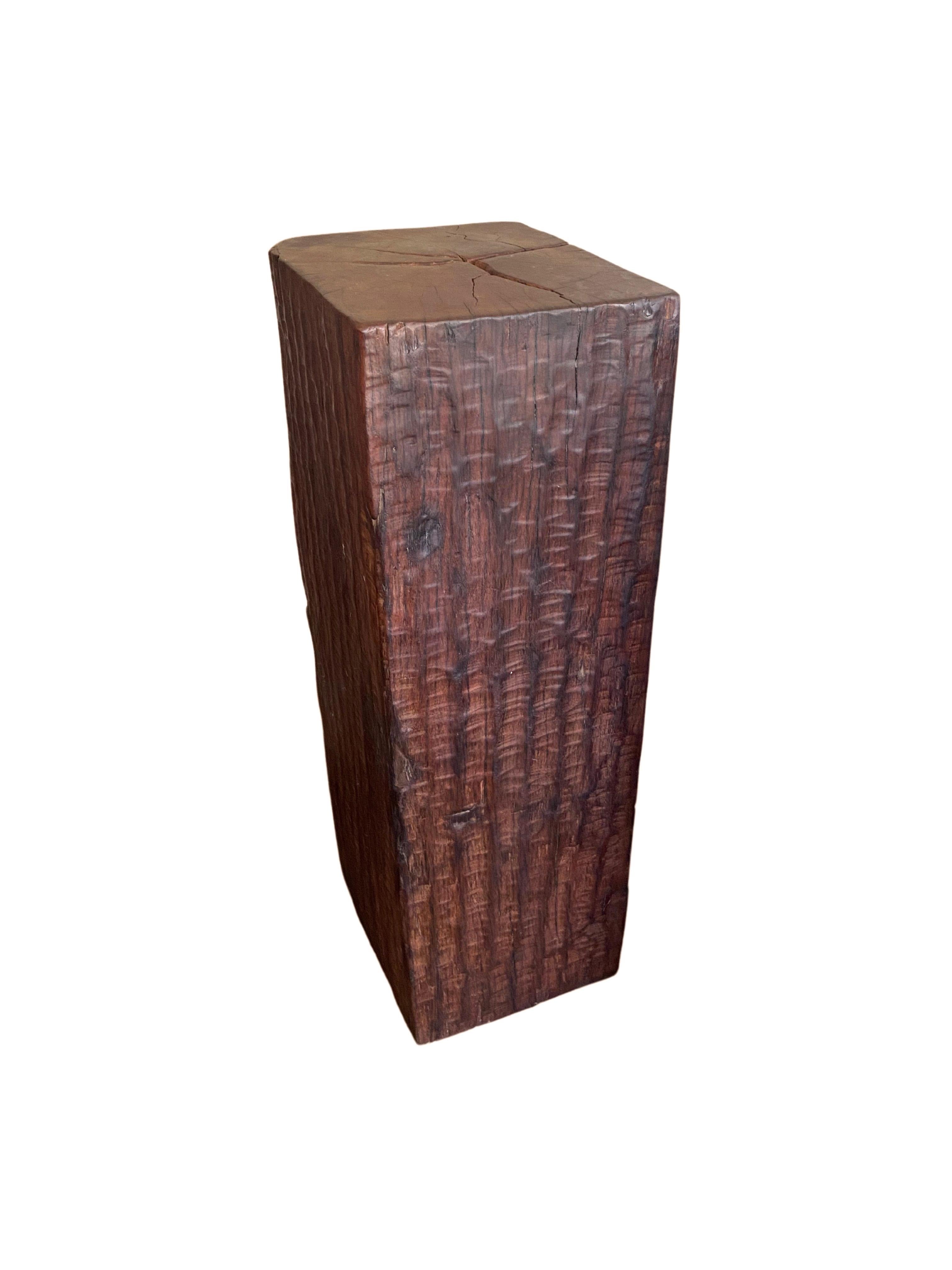 Solid Iron Wood Pedestal with Stunning Wood Texture In Good Condition For Sale In Jimbaran, Bali