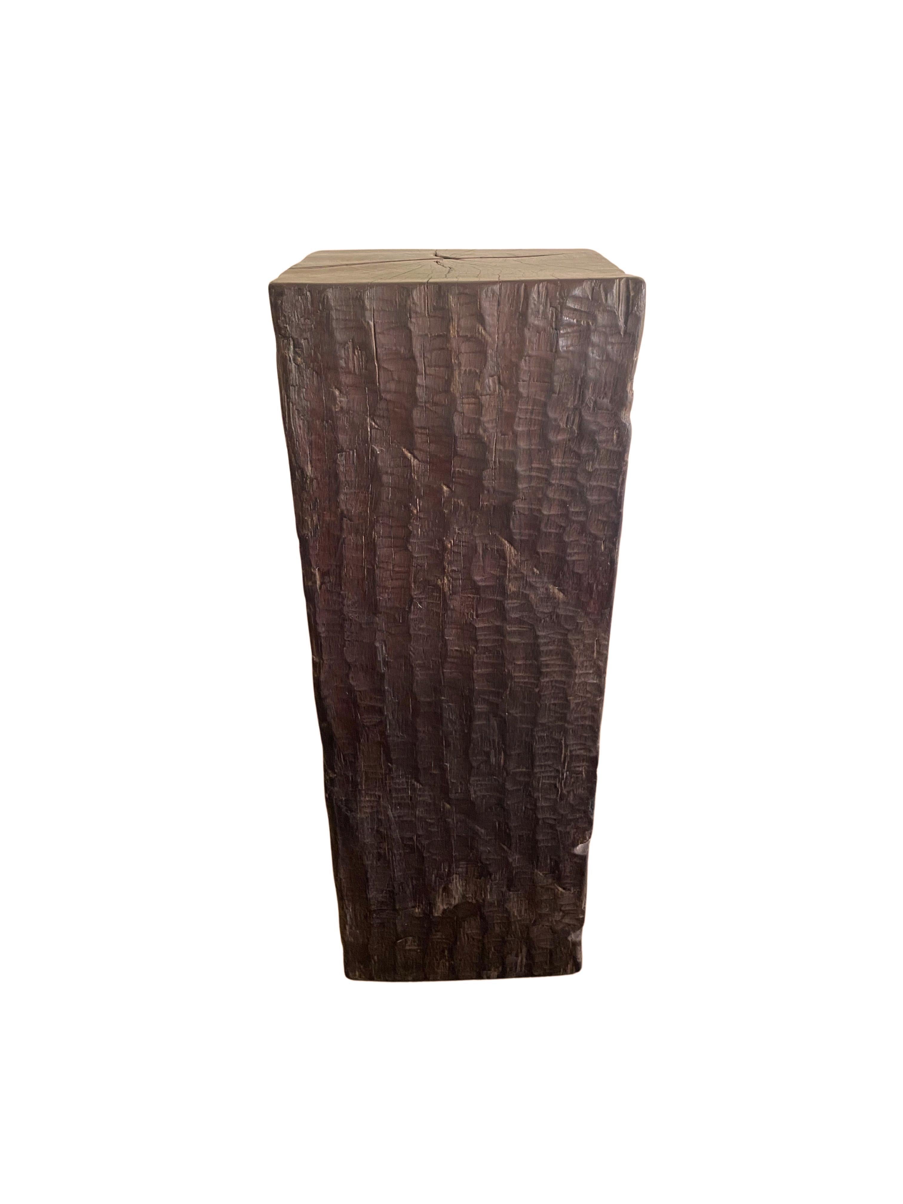 Solid Iron Wood Pedestal with Stunning Wood Texture In Good Condition For Sale In Jimbaran, Bali