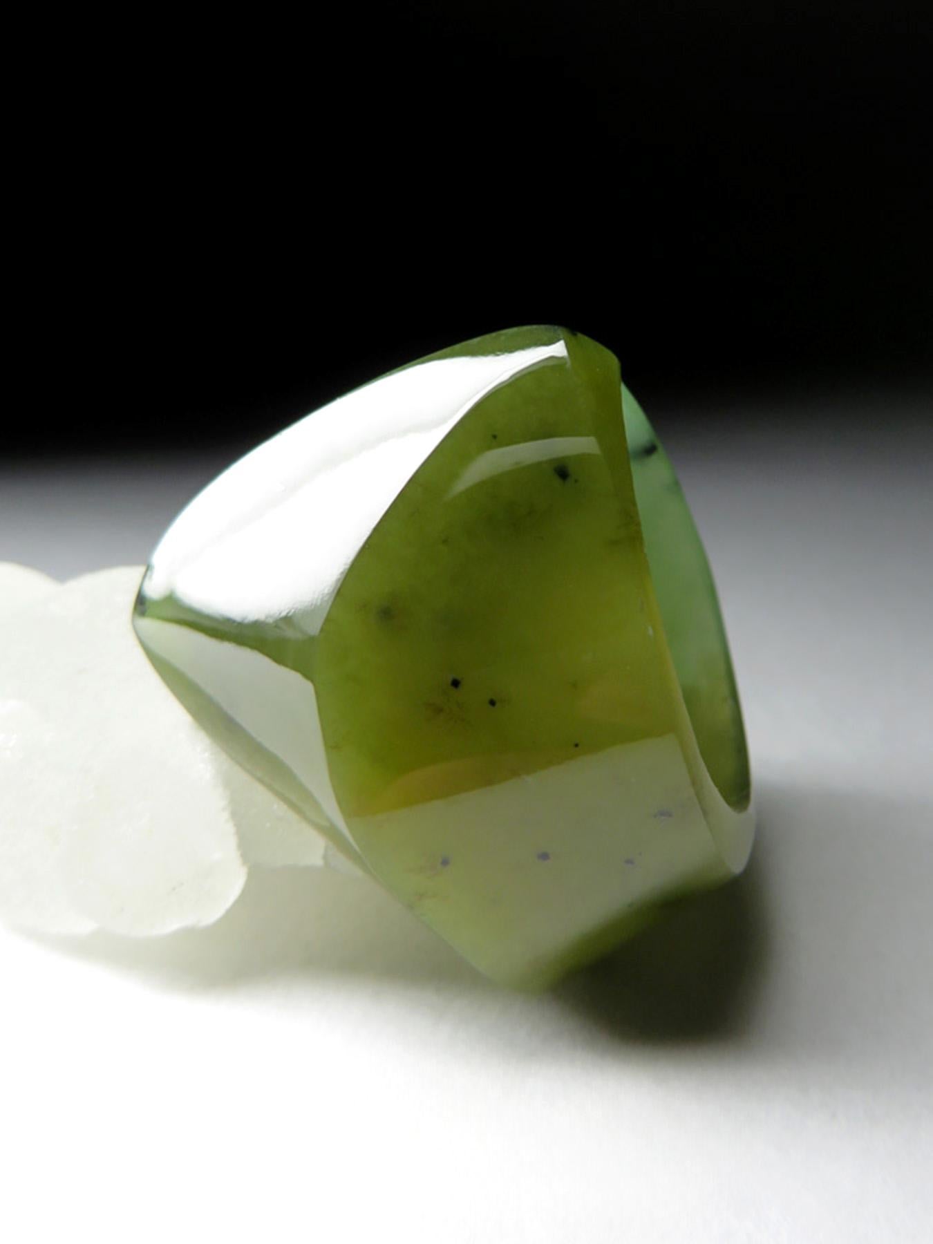 Solid Jade ring Green Nephrite Ring Polychrome hand carved statement gift In New Condition In Berlin, DE