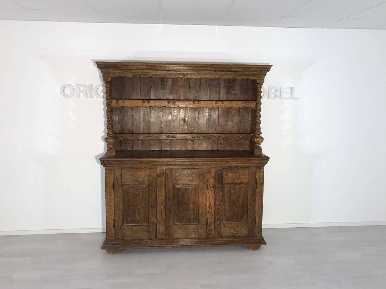 Solid Kannenstock Cabinet Made of Oak Wood For Sale 3