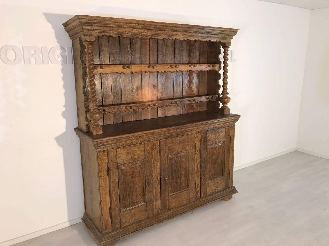 Solid Kannenstock Cabinet Made of Oak Wood For Sale 4