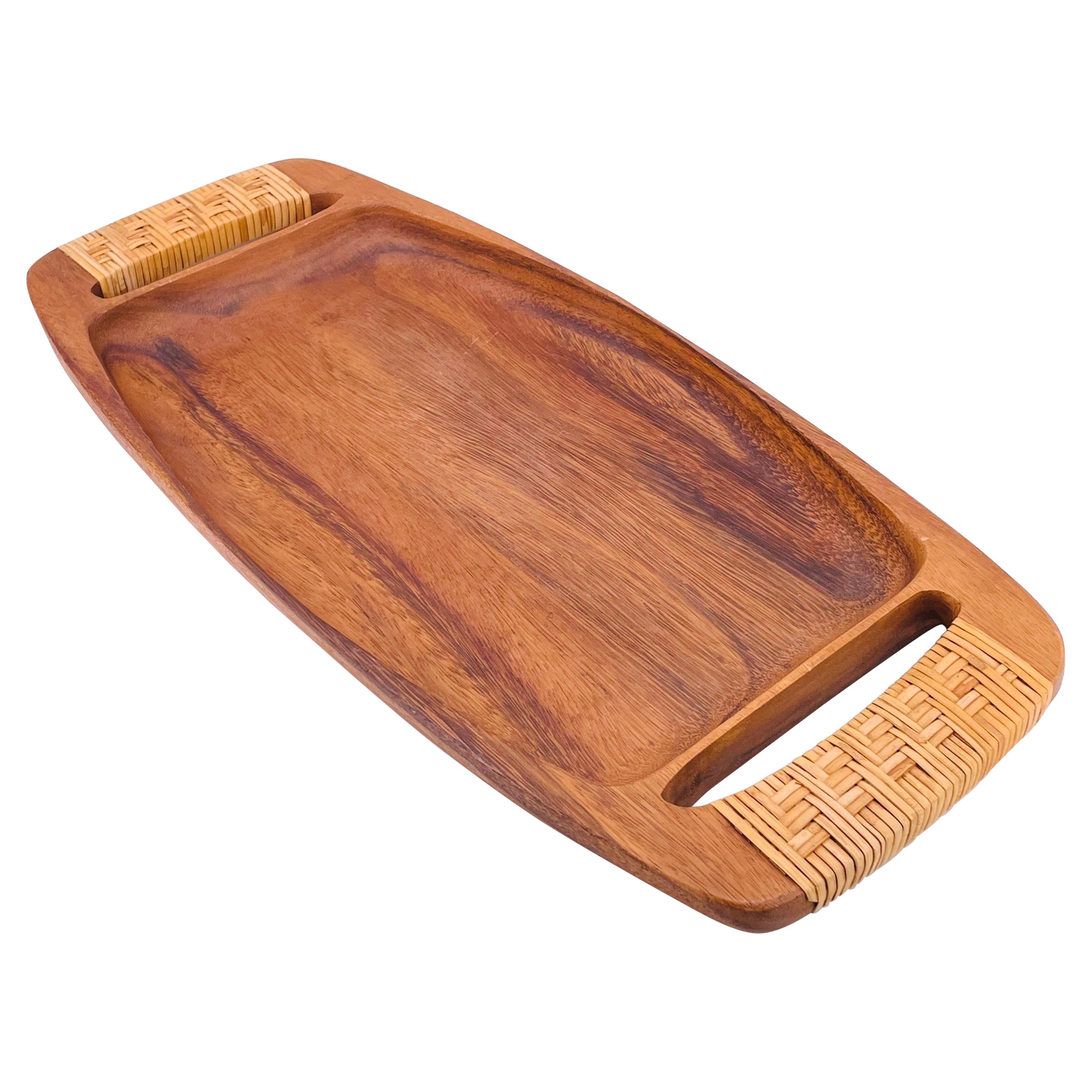 Vassoio a gondola allungato in legno massiccio di Koa con manici in rattan intrecciato in vendita