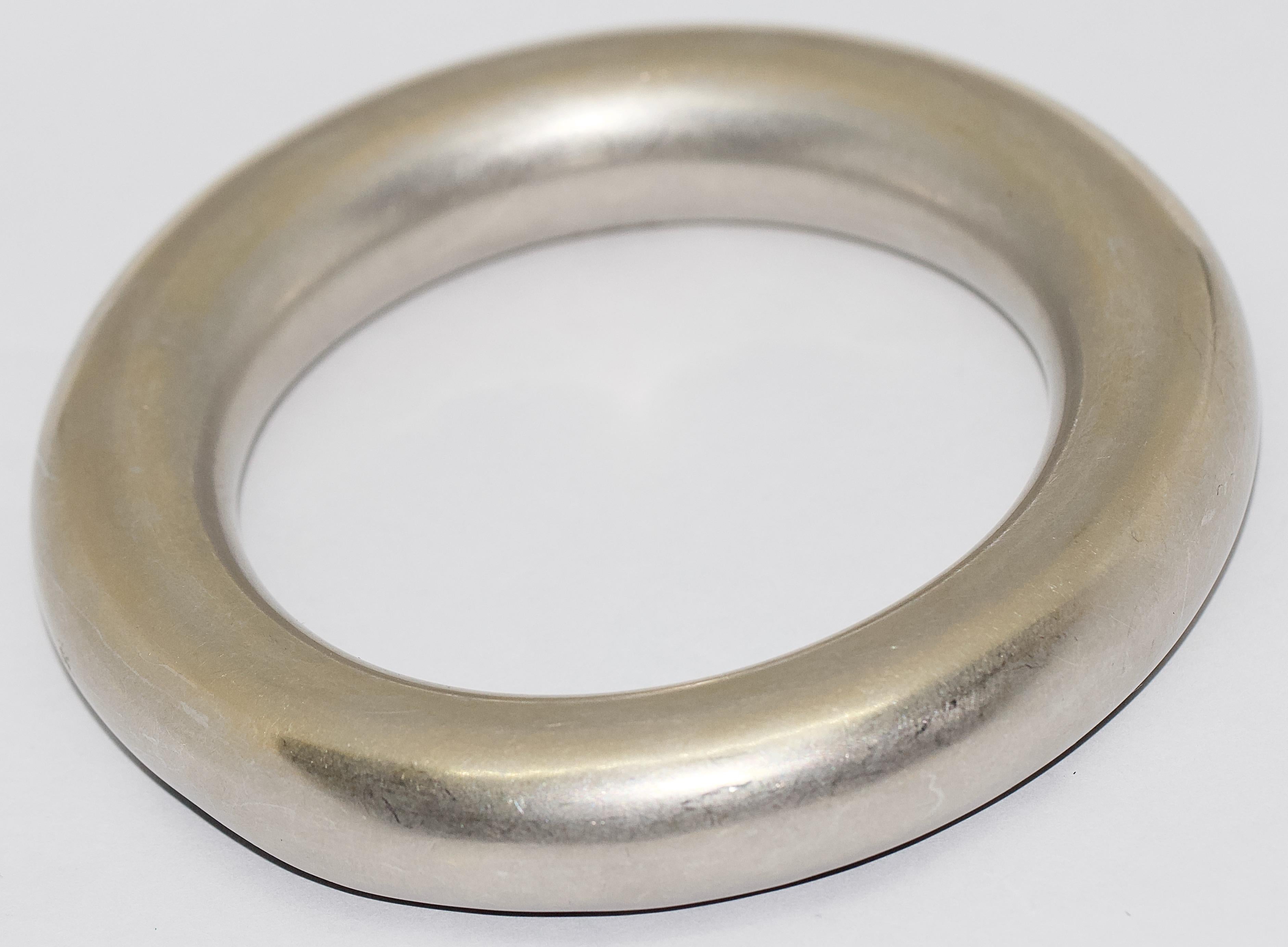 Brazalete pesado y macizo de platino 960 para mujer, de Simon Peter Eiber (NIESSING).

Marcado con Pt 960 SPE (Simon Peter Eiber)

SPE fue Jefe de Diseño en NIESSING.
Más tarde produjo sus propias colecciones.
Las colecciones de SPE también se