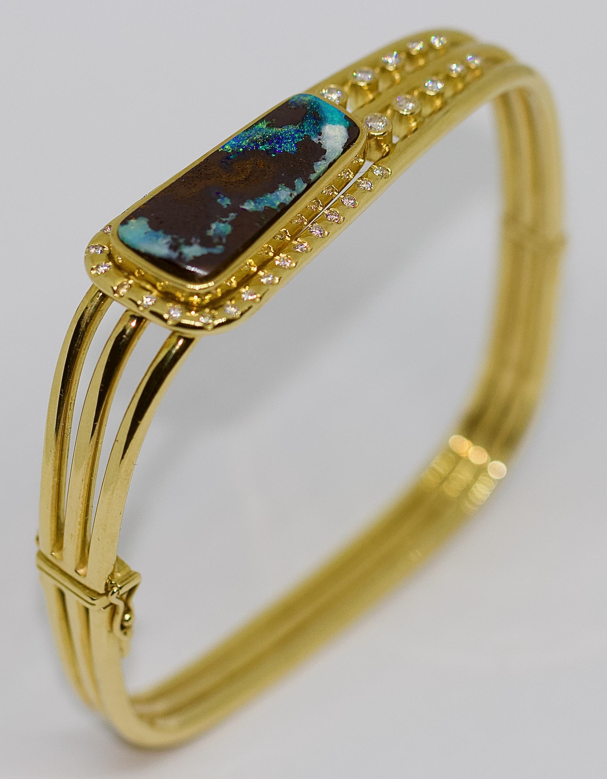 Solid ladies Bangle, 18K Gold, with large Opal and Diamonds.

Natural, solid opal.
Diamonds: very good quality, white, total carat 0.65.

Bangle is hallmarked.

Including certificate of authenticity.
