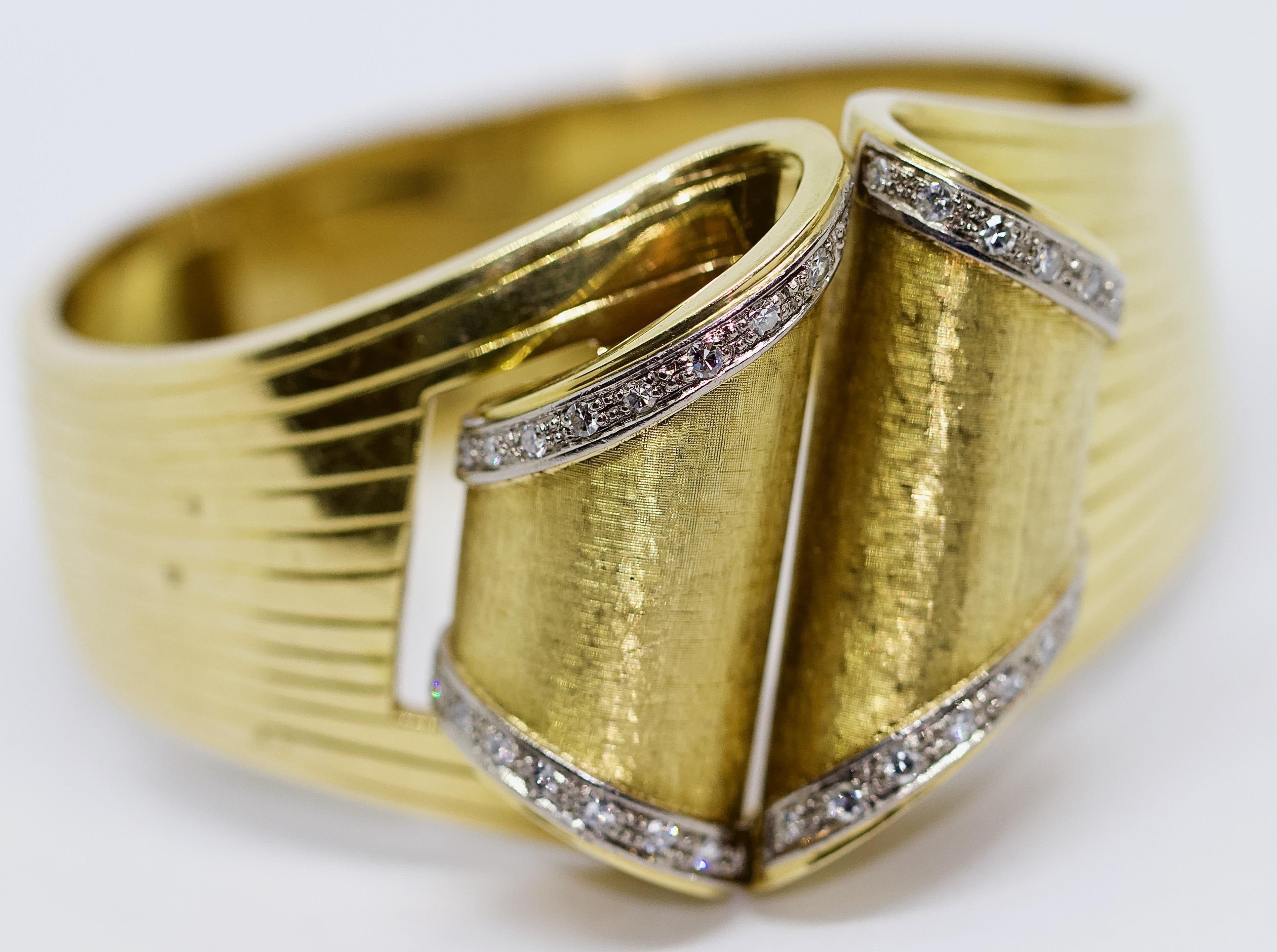 Or massif à diamants pour dames (14K)  Bracelet.


Le bracelet est poinçonné.

Certificat d'authenticité inclus.
