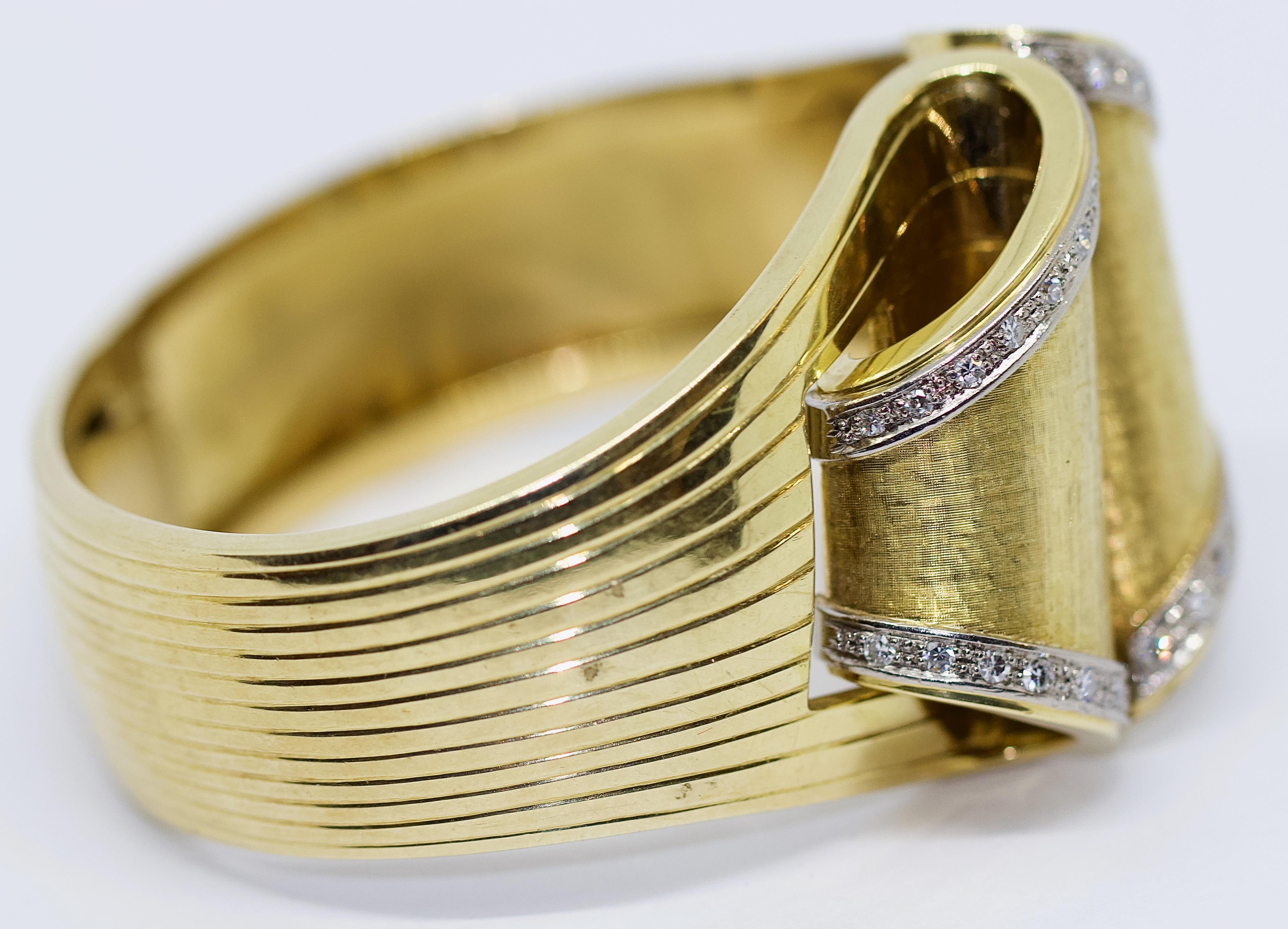 Solid Ladies Diamond Gold Bangle, Clamper. In Good Condition For Sale In Berlin, DE