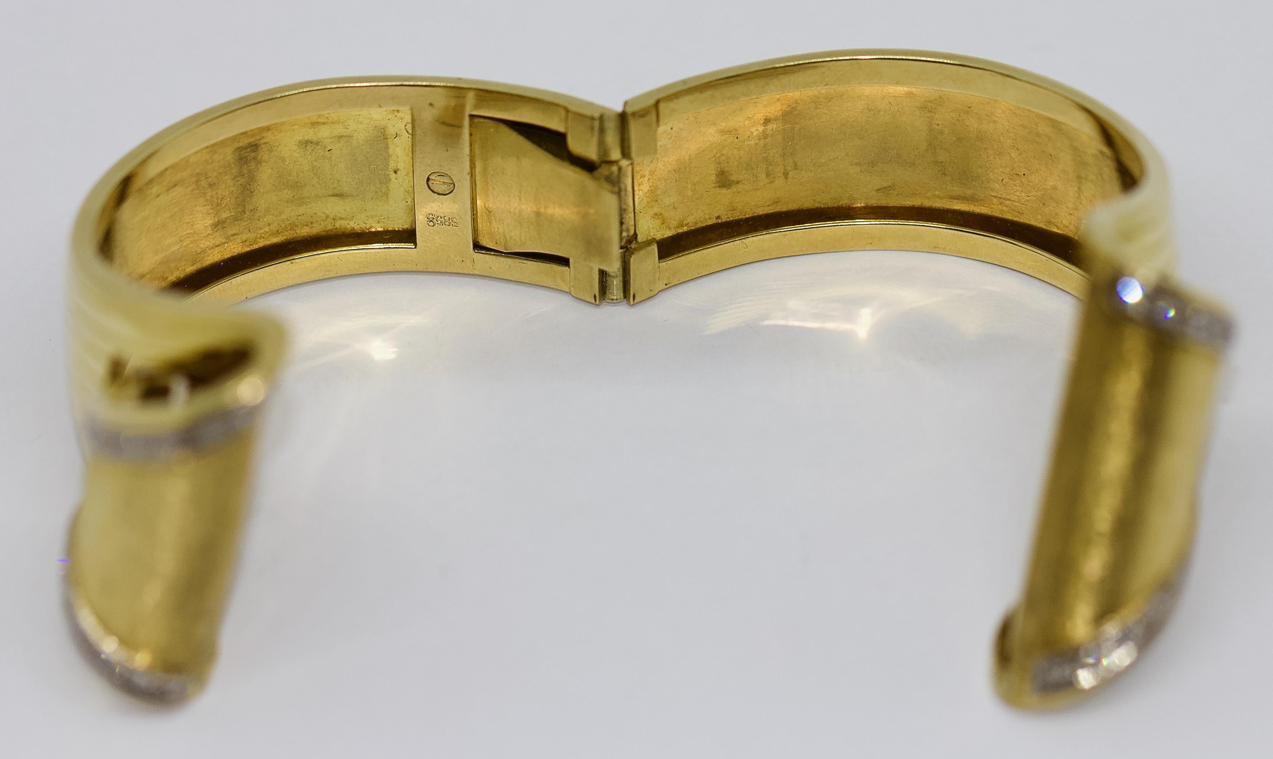 Bracelet jonc en or massif et diamants pour femmes, Clamper. en vente 3
