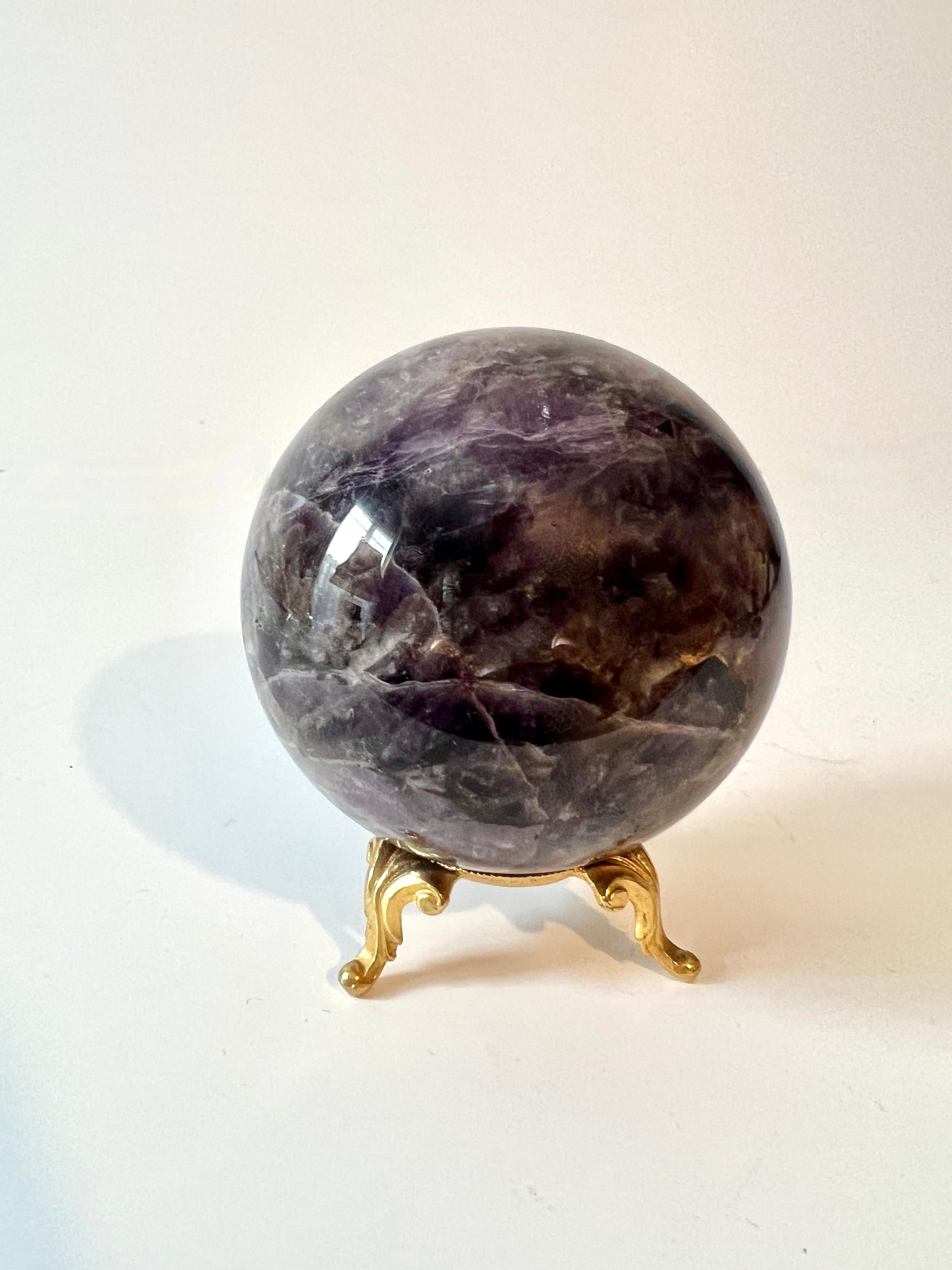 Una bellissima sfera di Lapis / Fermacarte su un supporto dorato.  Il pezzo ha una bella colorazione ed è un complemento d'arredo per qualsiasi tavolino, scrivania o postazione di lavoro. 

Ci piacciono molto in un gruppo di fermacarte multipli