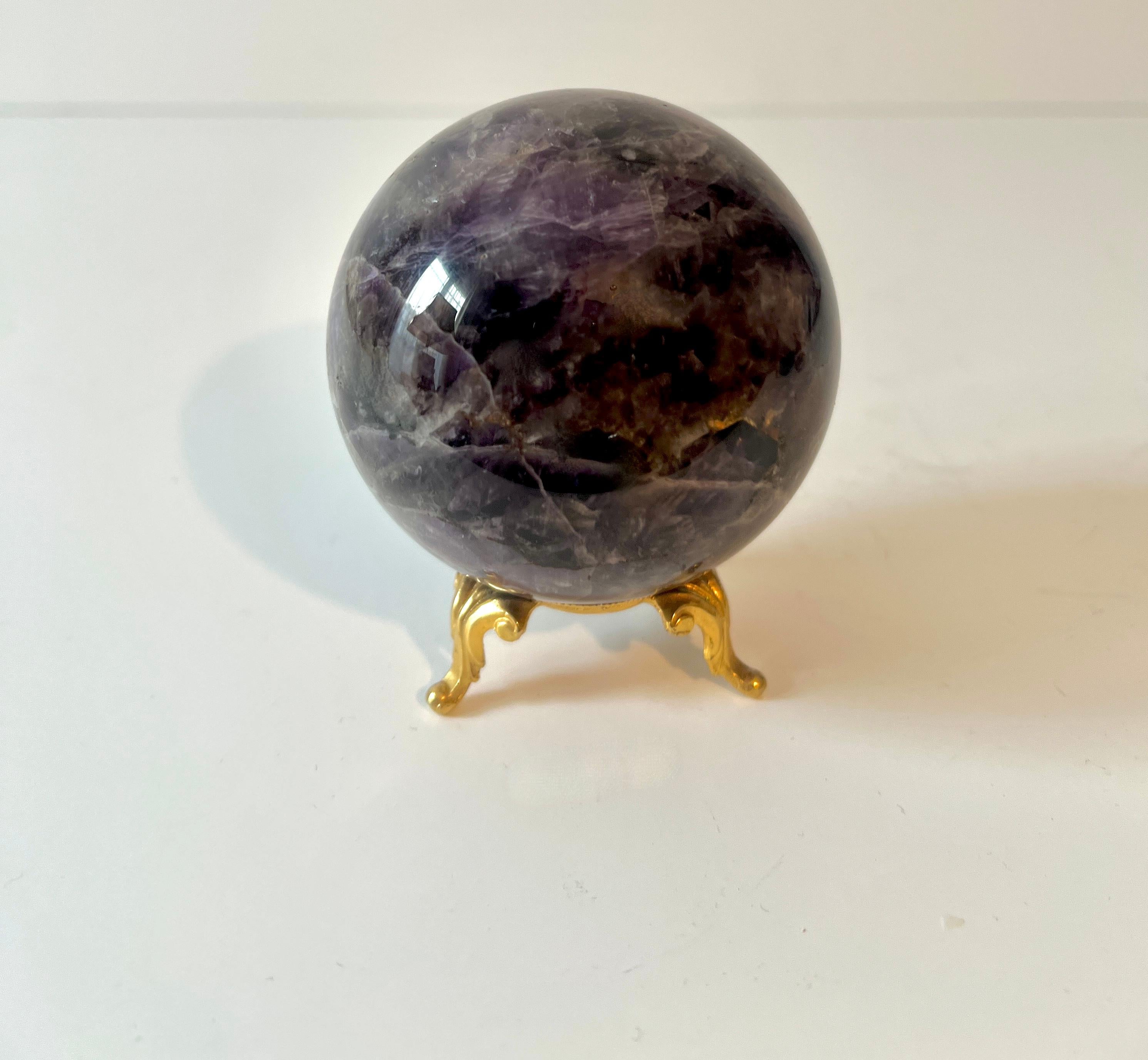 XX secolo Fermacarte a sfera in lapis massiccio con supporto in oro in vendita