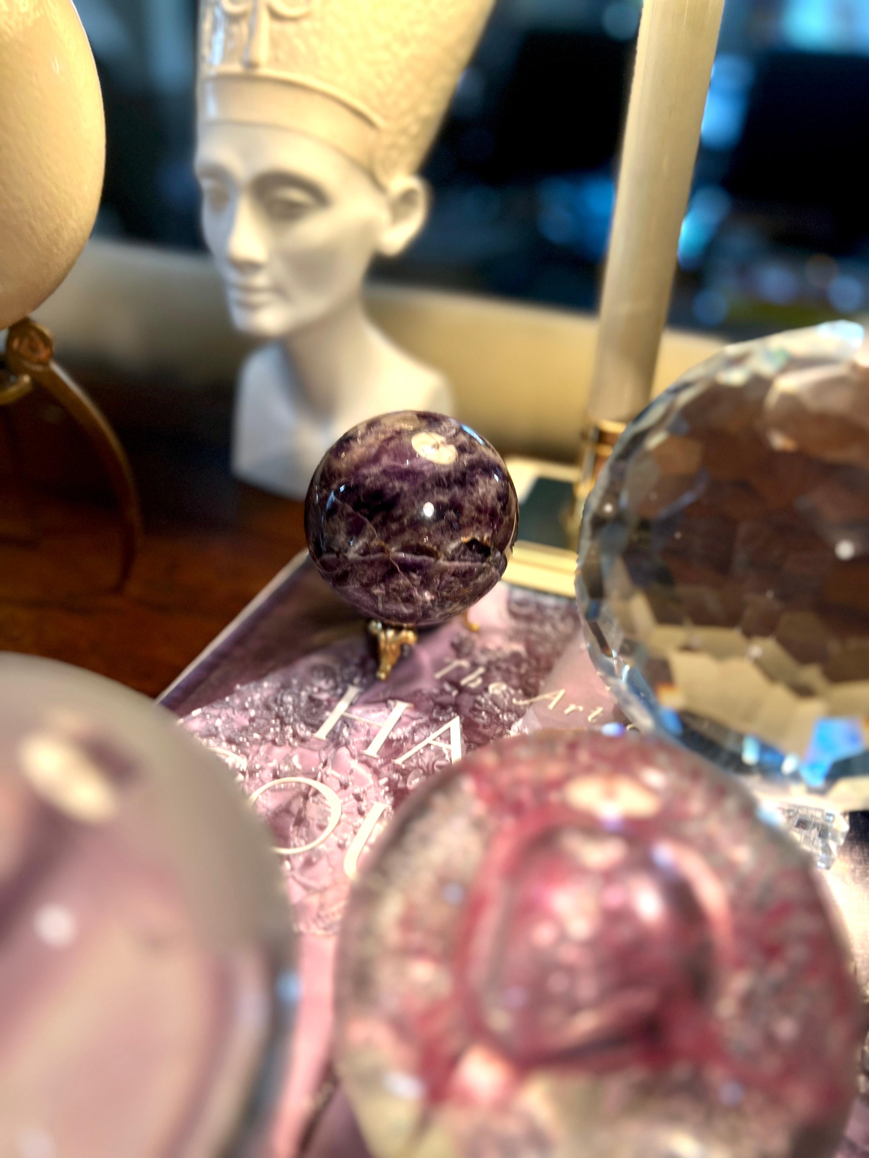 Fermacarte a sfera in lapis massiccio con supporto in oro in vendita 1