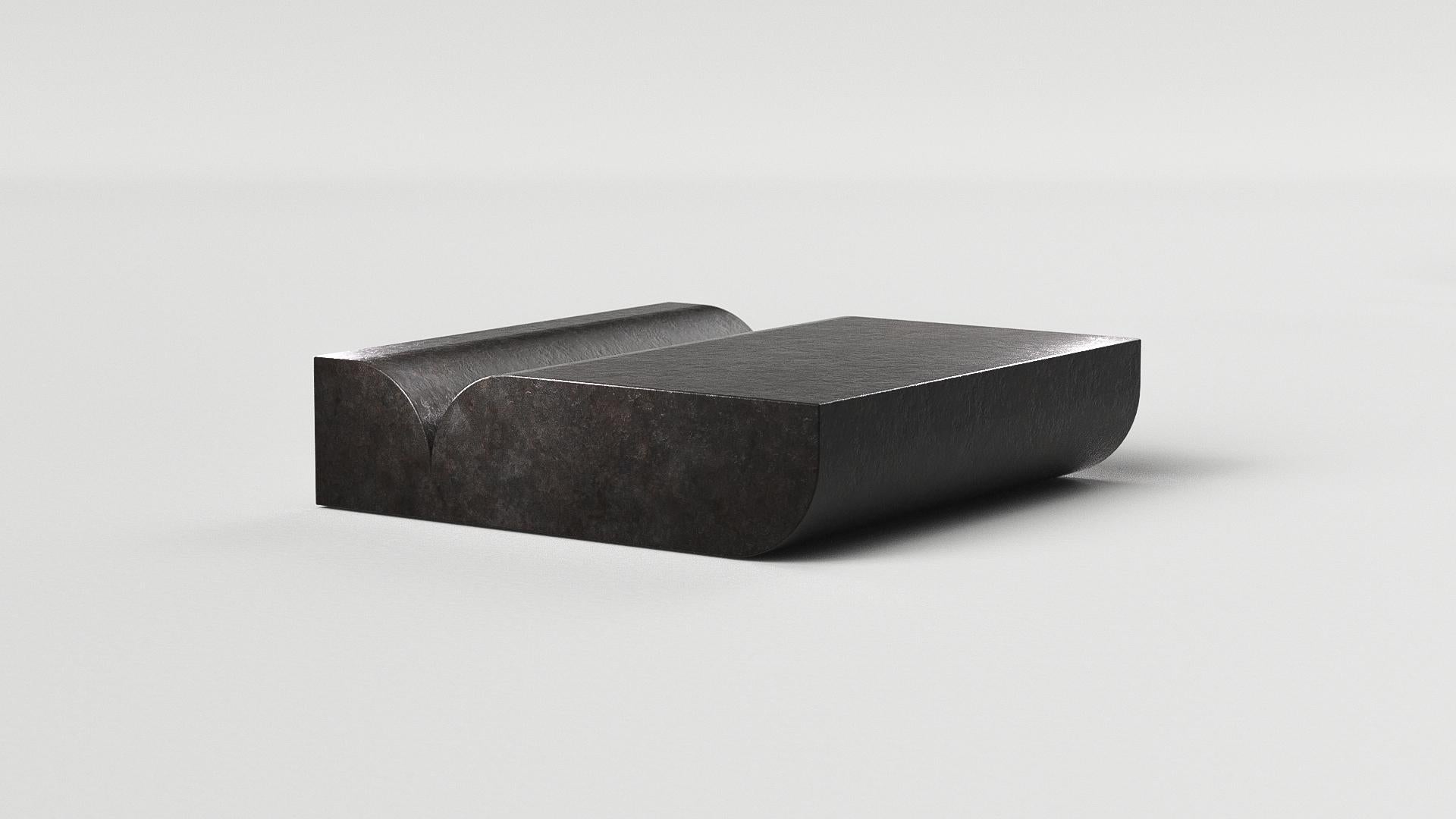 italien Table basse pliée en pierre de lave massive d'Arthur Vallin en vente