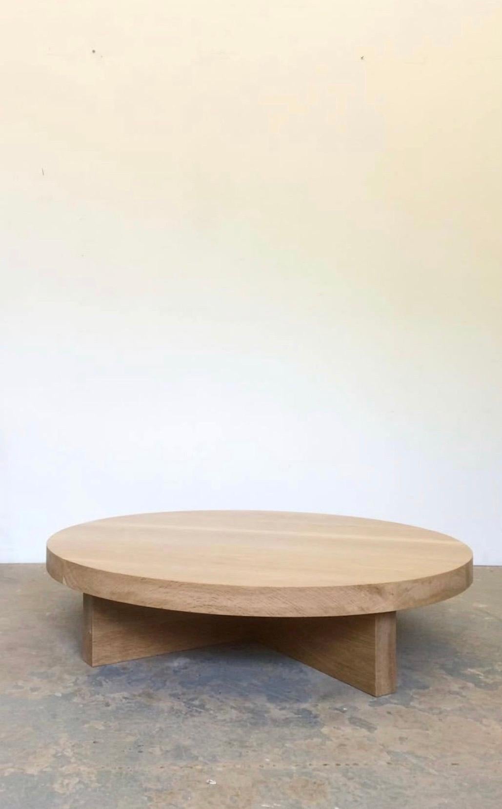Cette table basse en bois massif est fabriquée à la main dans un bois qui conserve son caractère naturel, portant à l'occasion un nœud, une entaille ou une fissure, aucune table n'étant exactement identique à une autre.