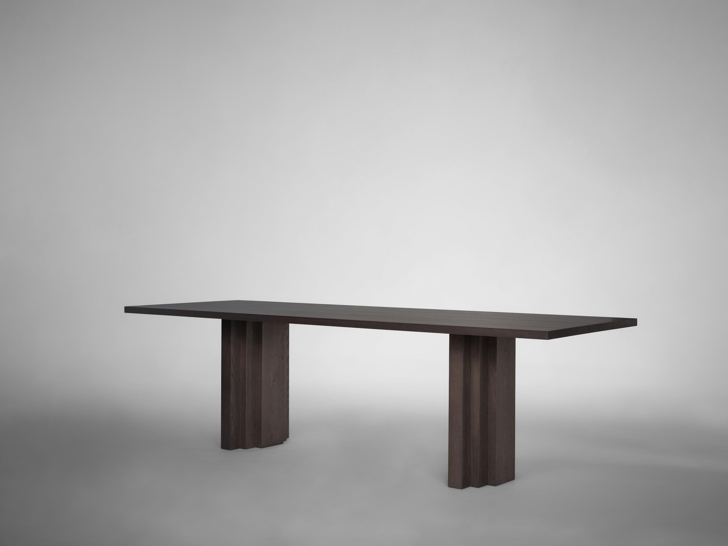 Der Tisch Brut Slim ist an den Brutalismus und die Architektur der Amsterdamer Schule angelehnt. Ein Gleichgewicht von roher MATERIALität und zurückhaltenden Formen mit geometrisch ausdrucksstarken Details.

Entworfen von Aad Bos und in den