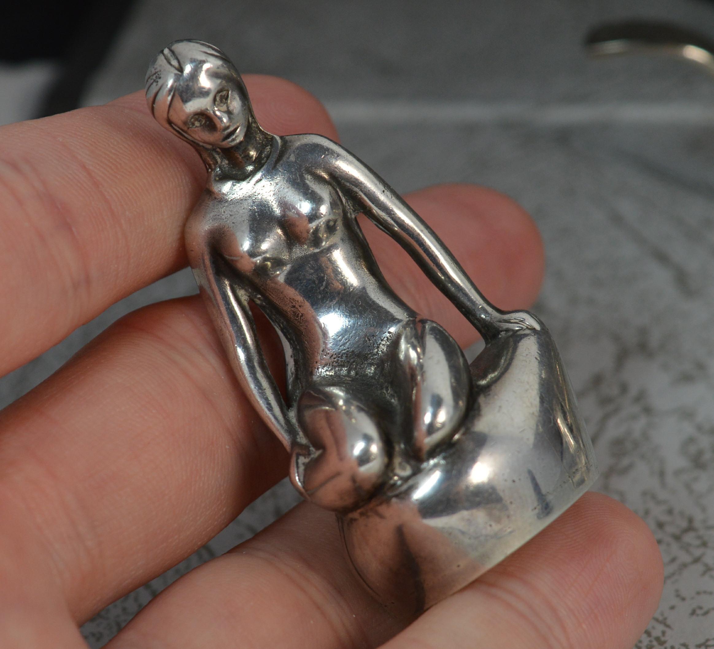 

A stylish sterling silver statue or figure.

Designed as a mermaid on stone.

Most likely Ariel from the Disney film The Little Mermaid.



Hallmarks ; 925 and makers marks

Weight ; 52.6 grams

Size ; 22mm diameter base, 5.2cm tall

Condition ;