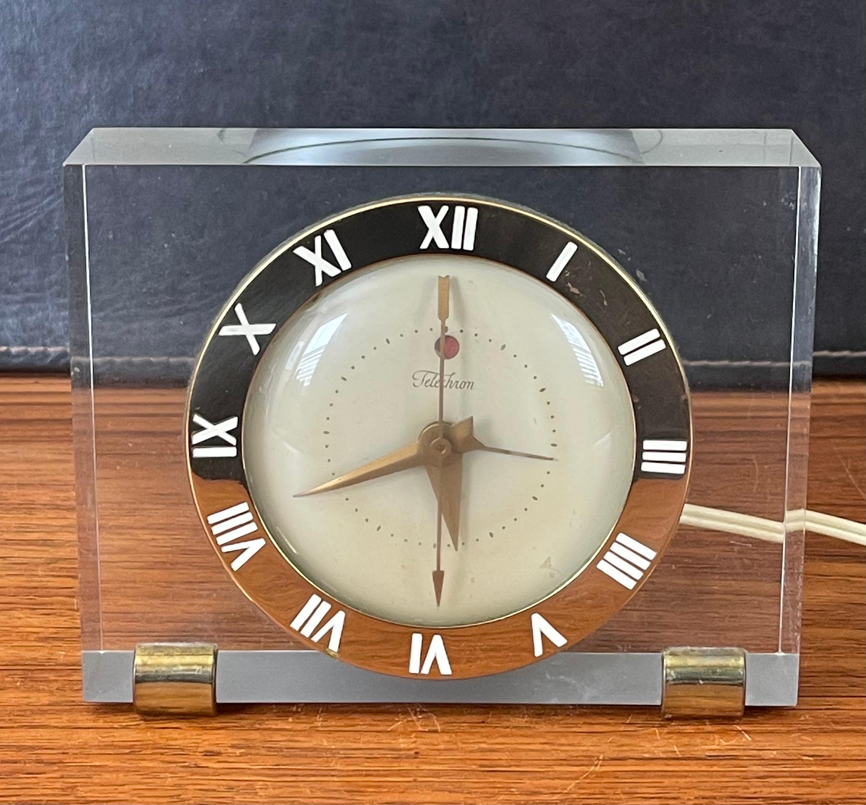 Postmoderne Horloge électrique de bureau et de cheminée en lucite et laiton massif par Telechron en vente