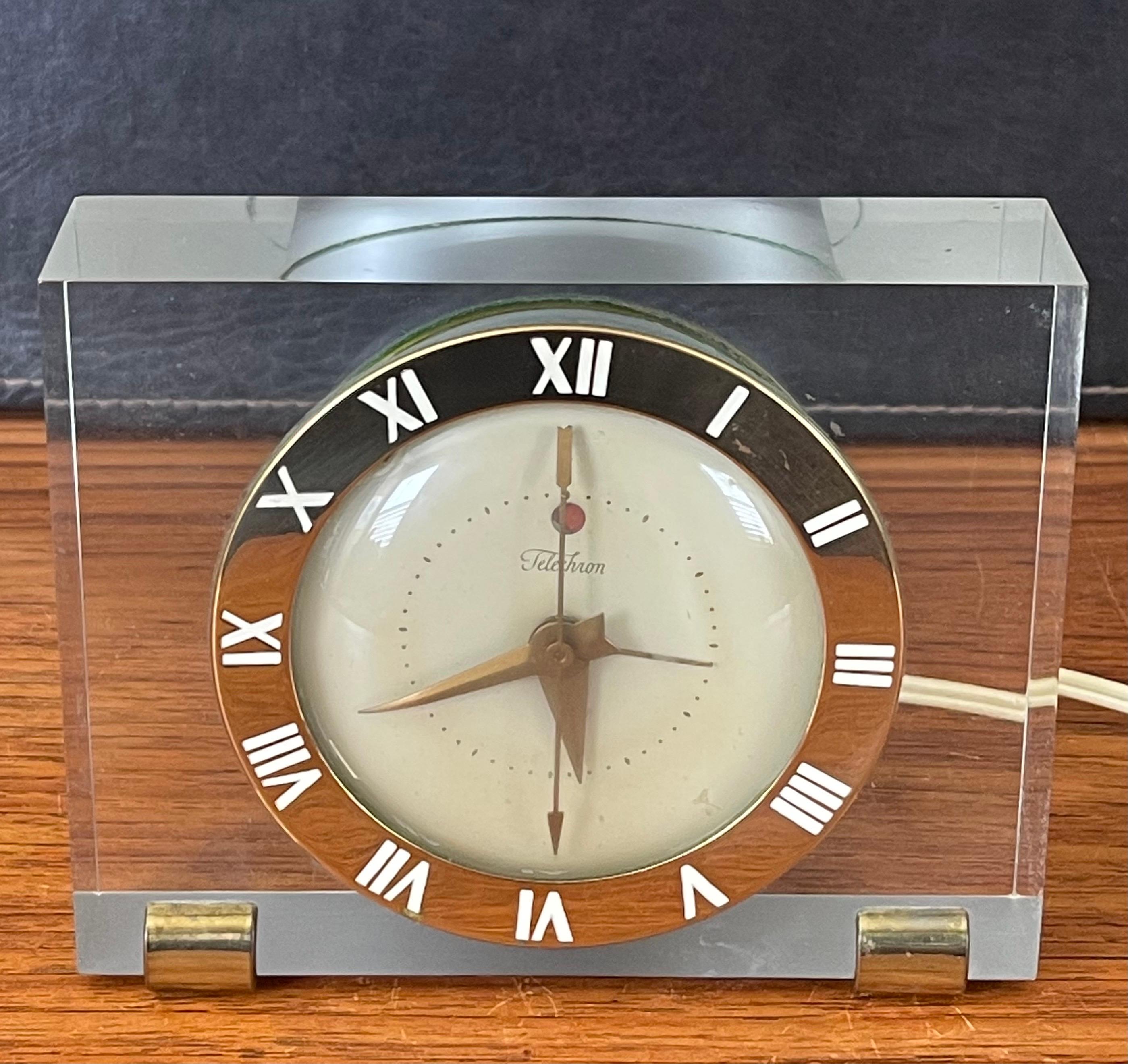 Américain Horloge électrique de bureau et de cheminée en lucite et laiton massif par Telechron en vente