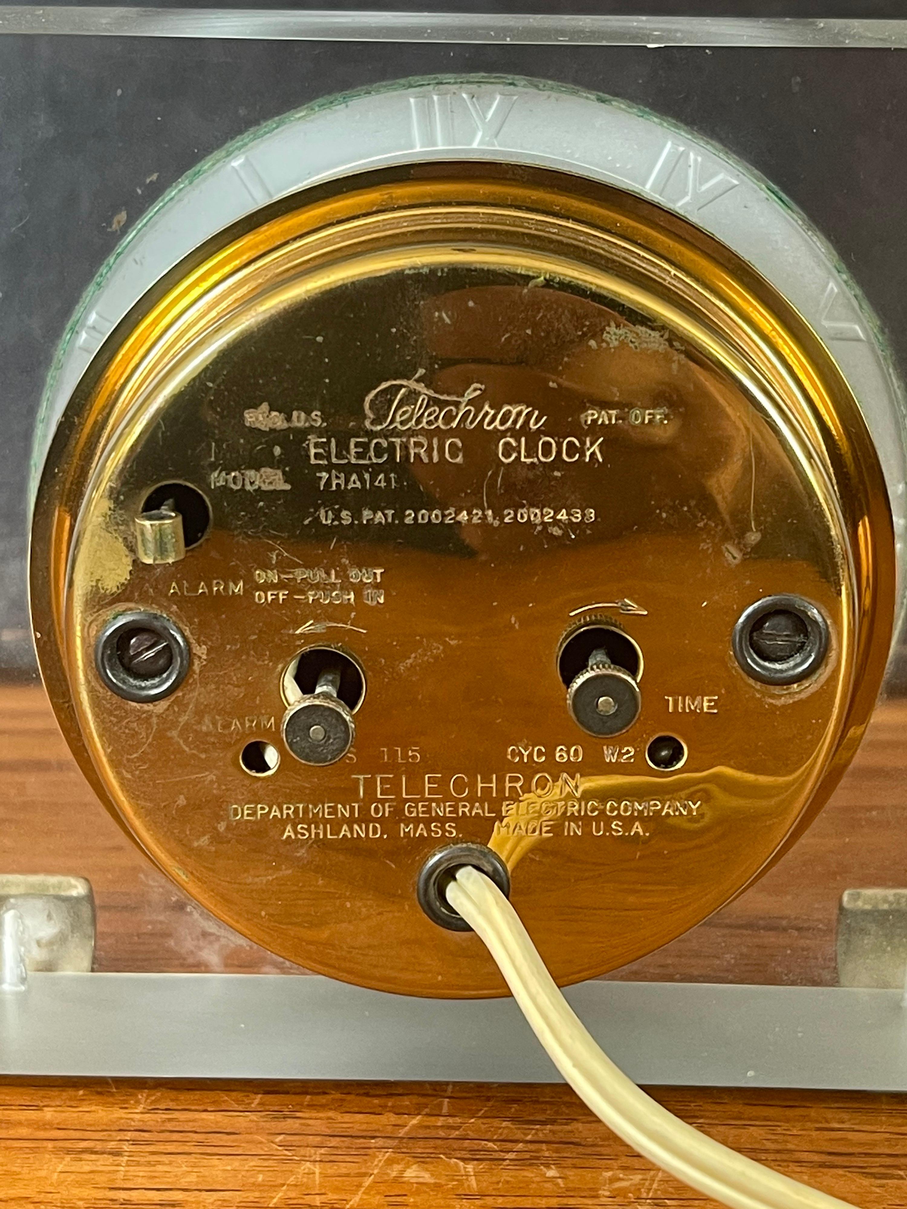 Horloge électrique de bureau et de cheminée en lucite et laiton massif par Telechron en vente 2