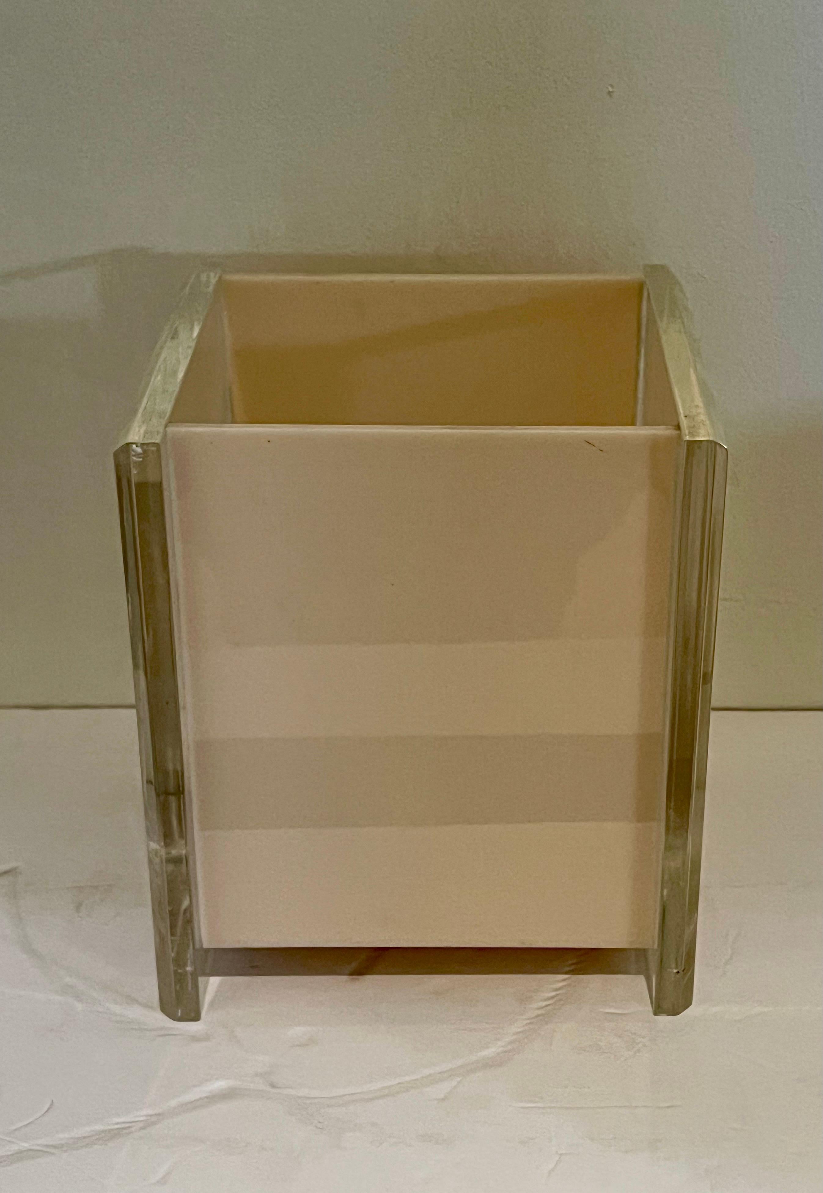 Cesta de Residuos Sólida de Lucite Elegante en Dos Tonos Space Age Moderno de mediados de siglo en venta