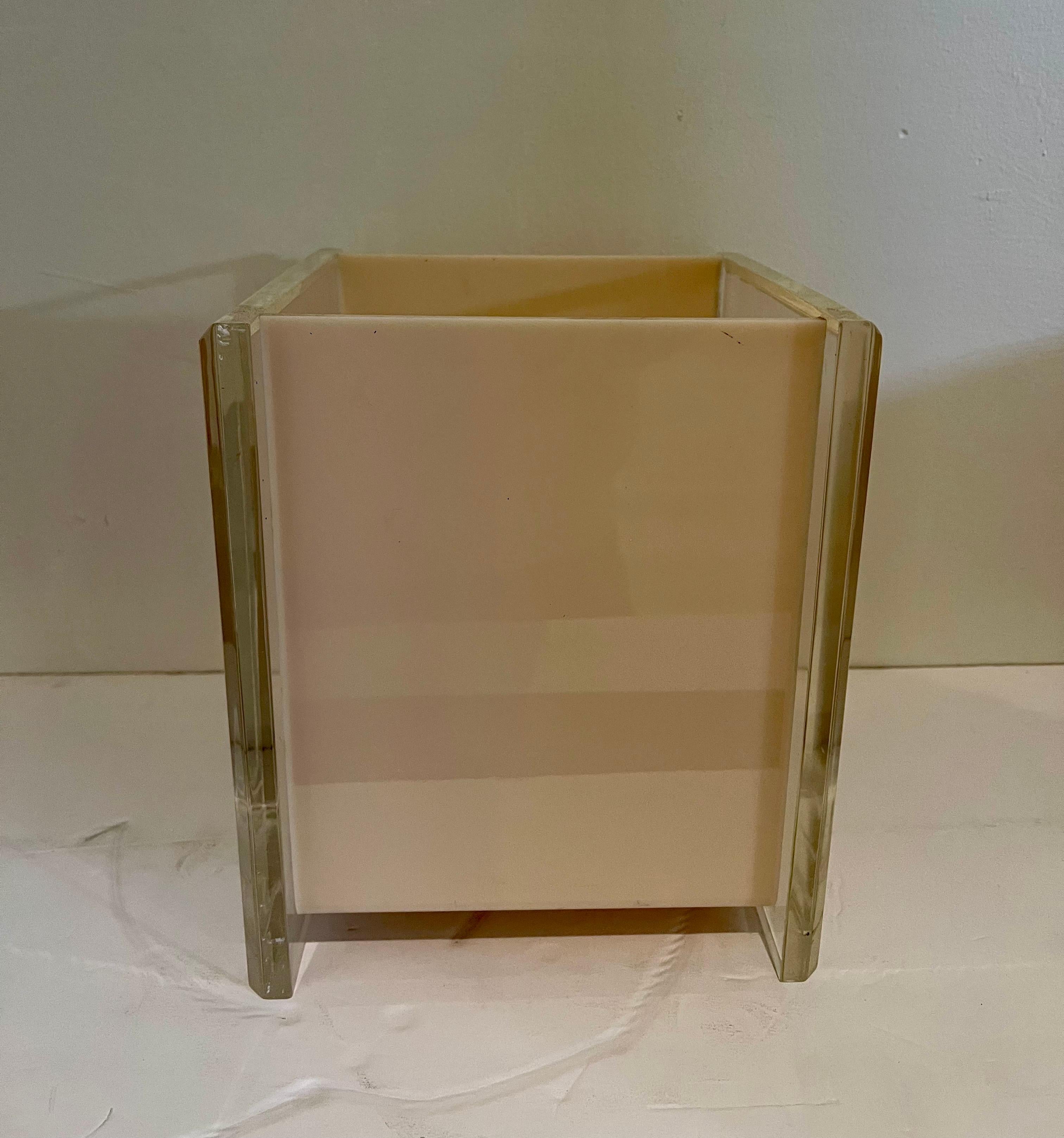 Cesta de Residuos Sólida de Lucite Elegante en Dos Tonos Space Age Estadounidense en venta
