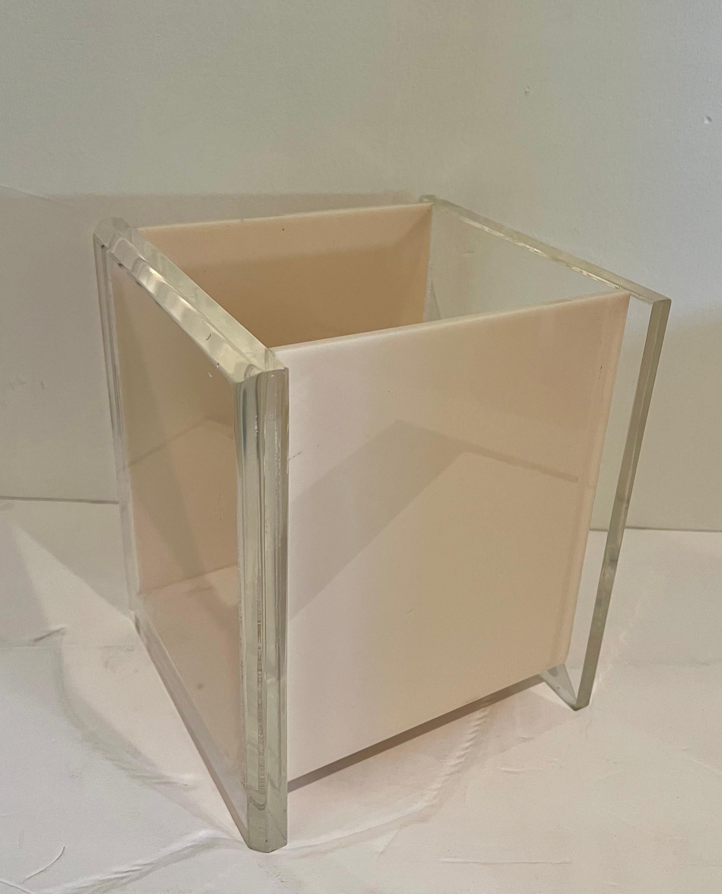 Cesta de Residuos Sólida de Lucite Elegante en Dos Tonos Space Age en Bueno estado para la venta en San Diego, CA