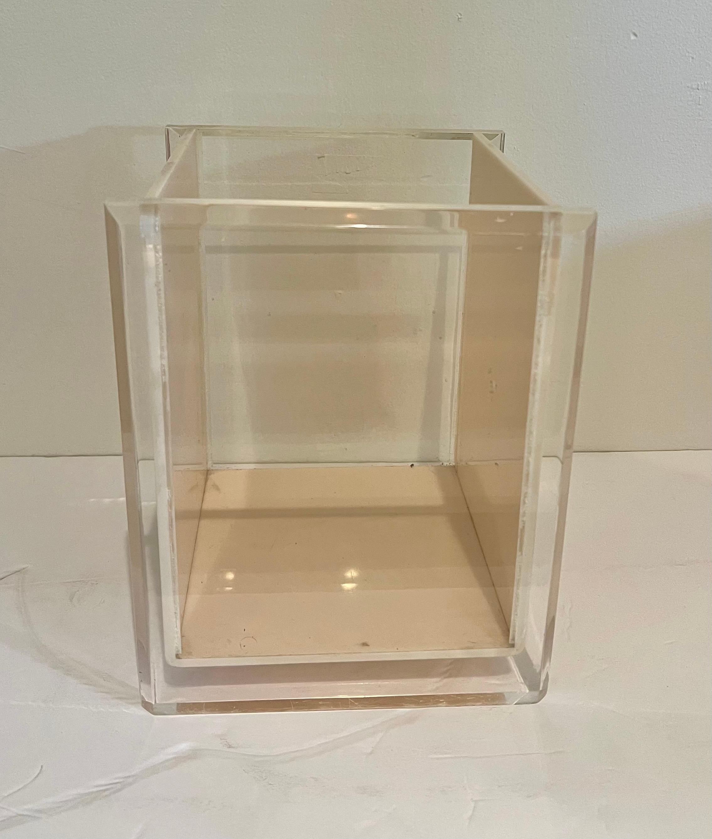 Cesta de Residuos Sólida de Lucite Elegante en Dos Tonos Space Age siglo XX en venta