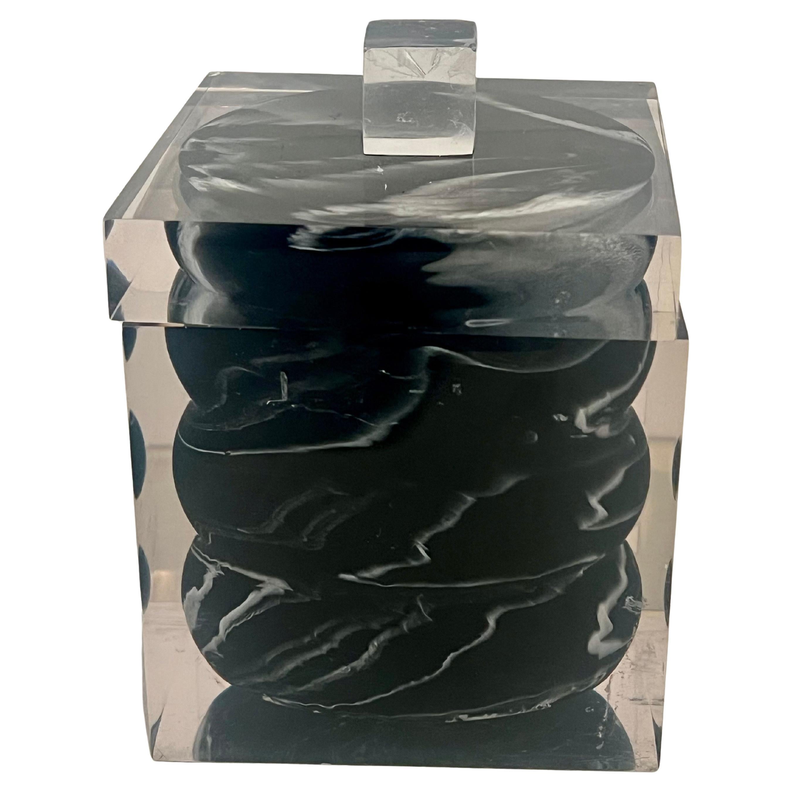 Scatola in lucite con interno marmorizzato, in ottime condizioni, con un piccolo difetto nel complesso molto pulito.