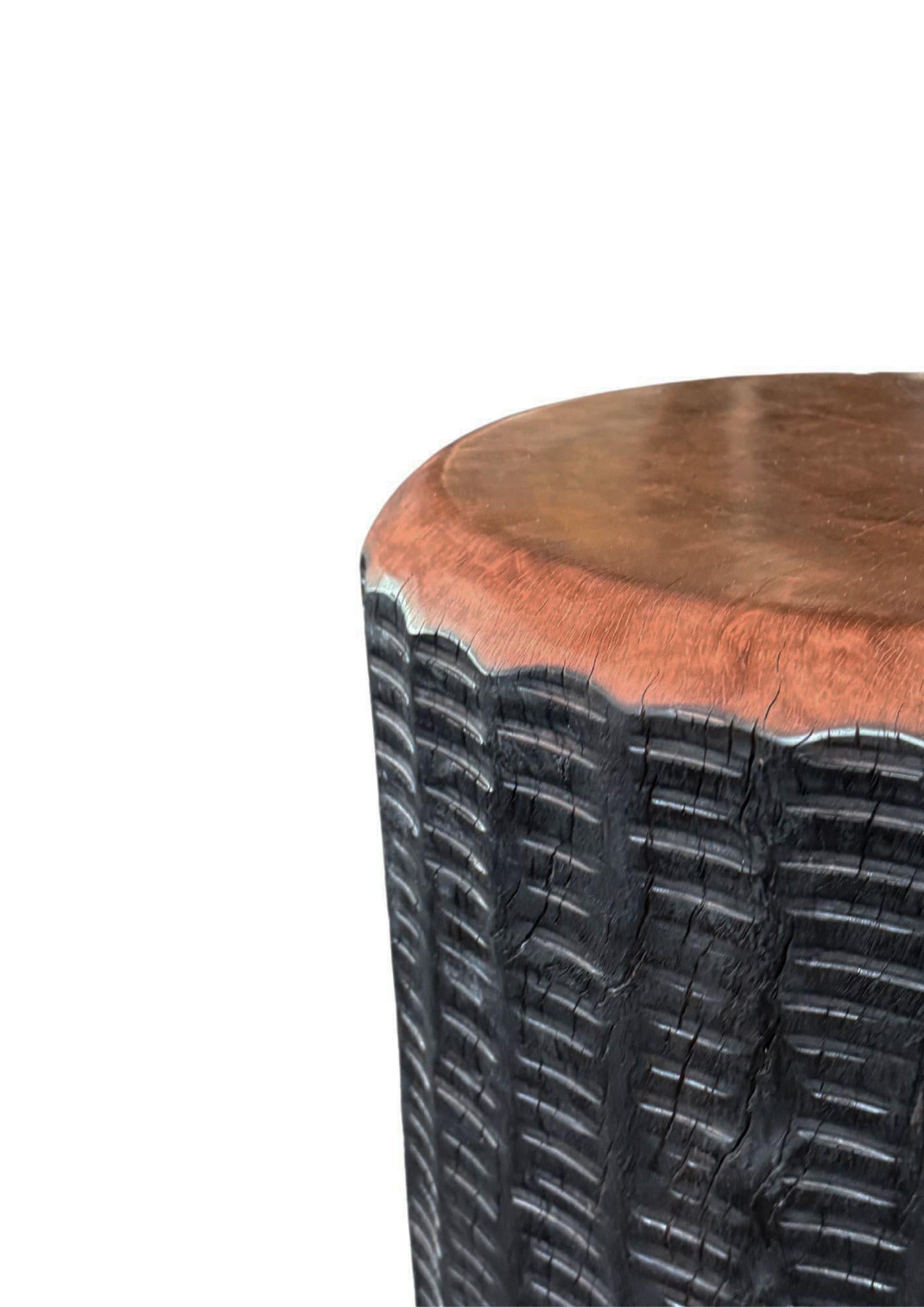 Indonésien Table d'appoint en bois de lychée massif aux textures étonnantes, détails nervurés modernes et organiques en vente