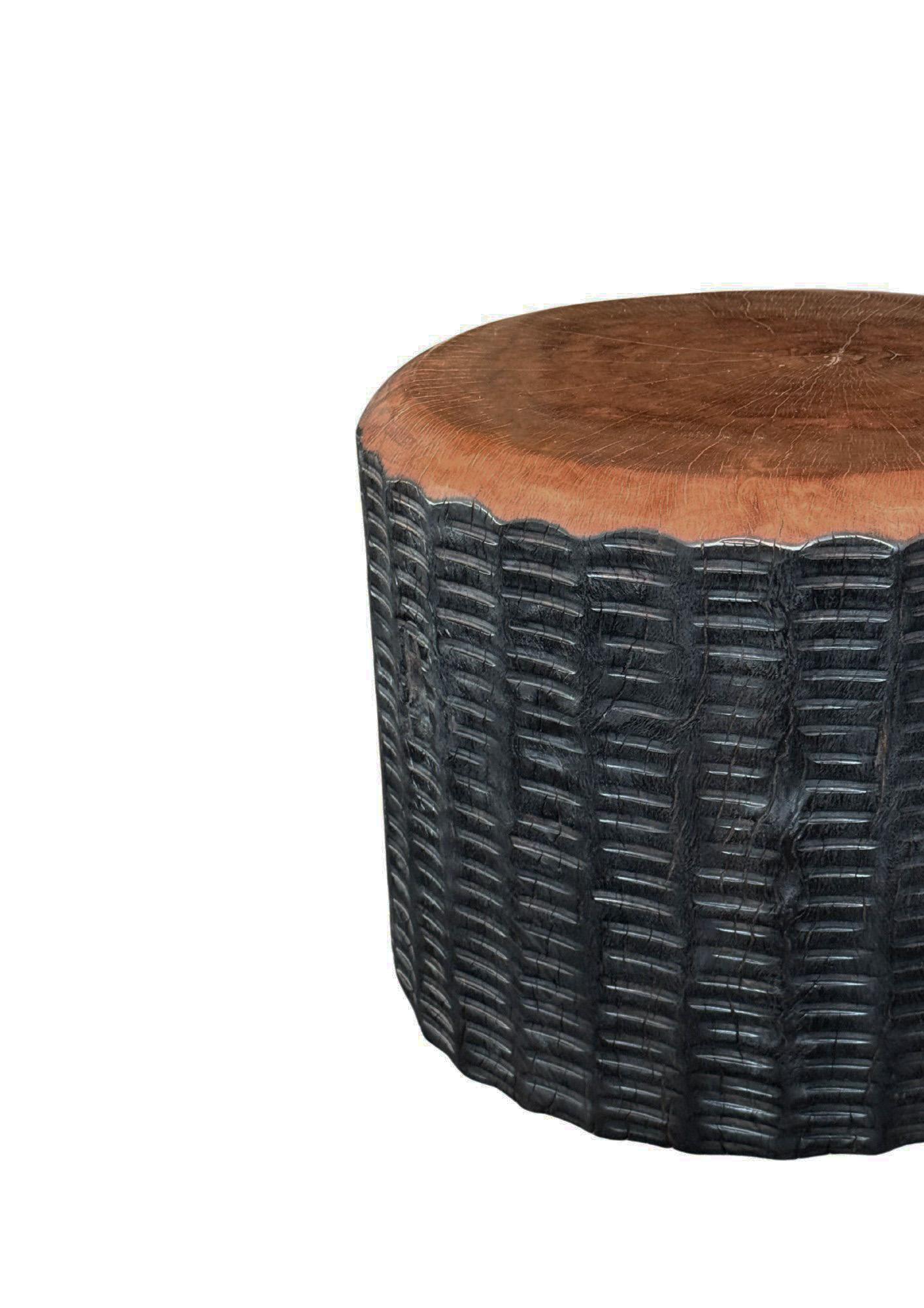 Fait main Table d'appoint en bois de lychée massif aux textures étonnantes, détails nervurés modernes et organiques en vente