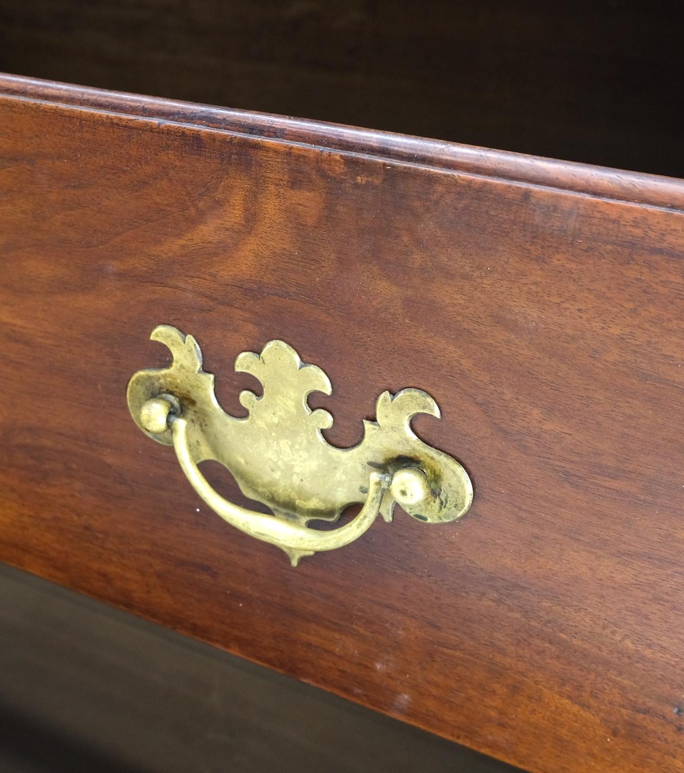 Mid-Century Modern Commode 3 tiroirs en acajou massif Style Chippendale Antique  en vente