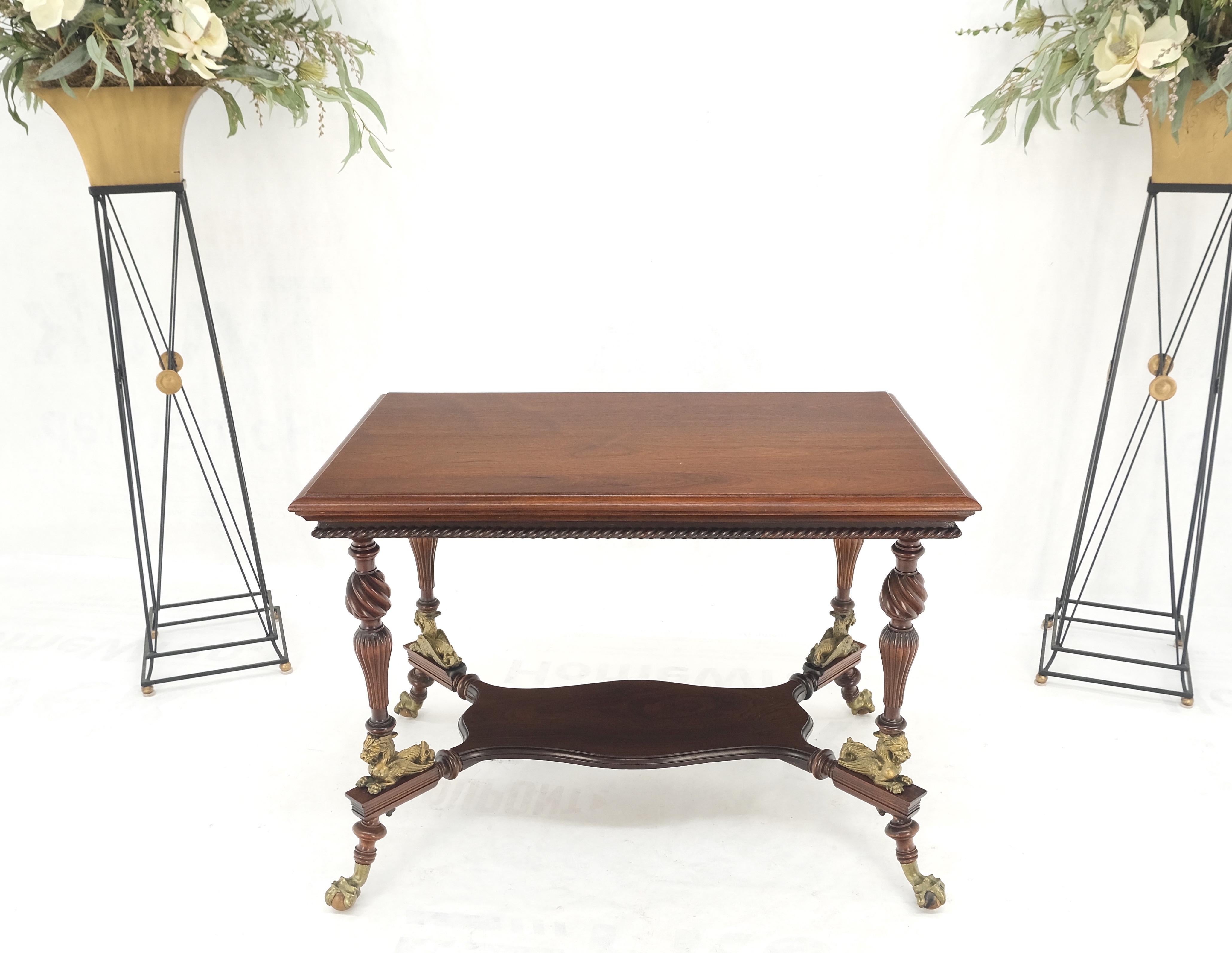 Regency Table à boules et griffes en fonte dorée en acajou massif sculpté, pieds en corde torsadée en vente