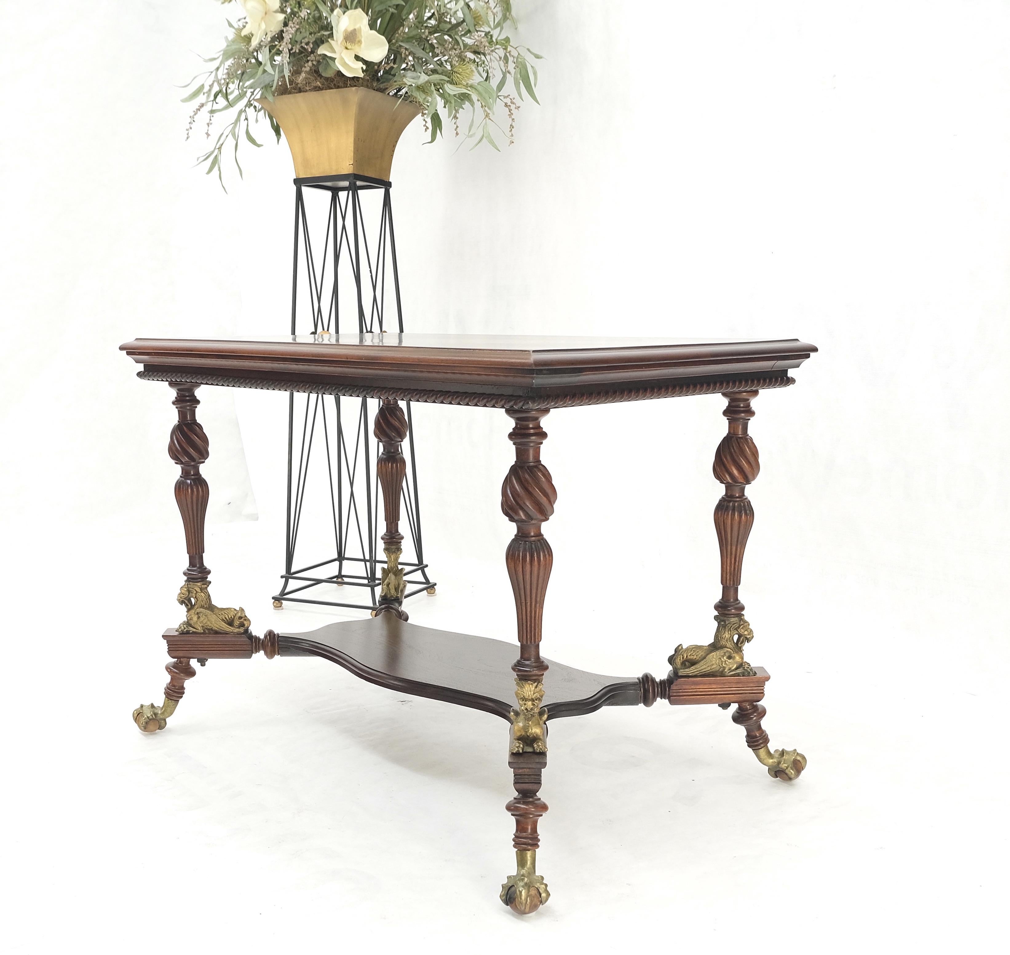 Laqué Table à boules et griffes en fonte dorée en acajou massif sculpté, pieds en corde torsadée en vente